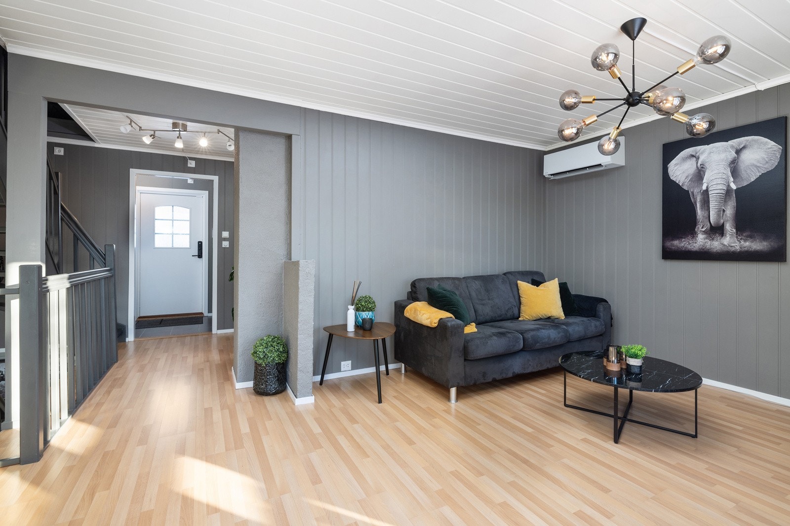 Stua er romslig og har god plass til innredning. Galleribilde