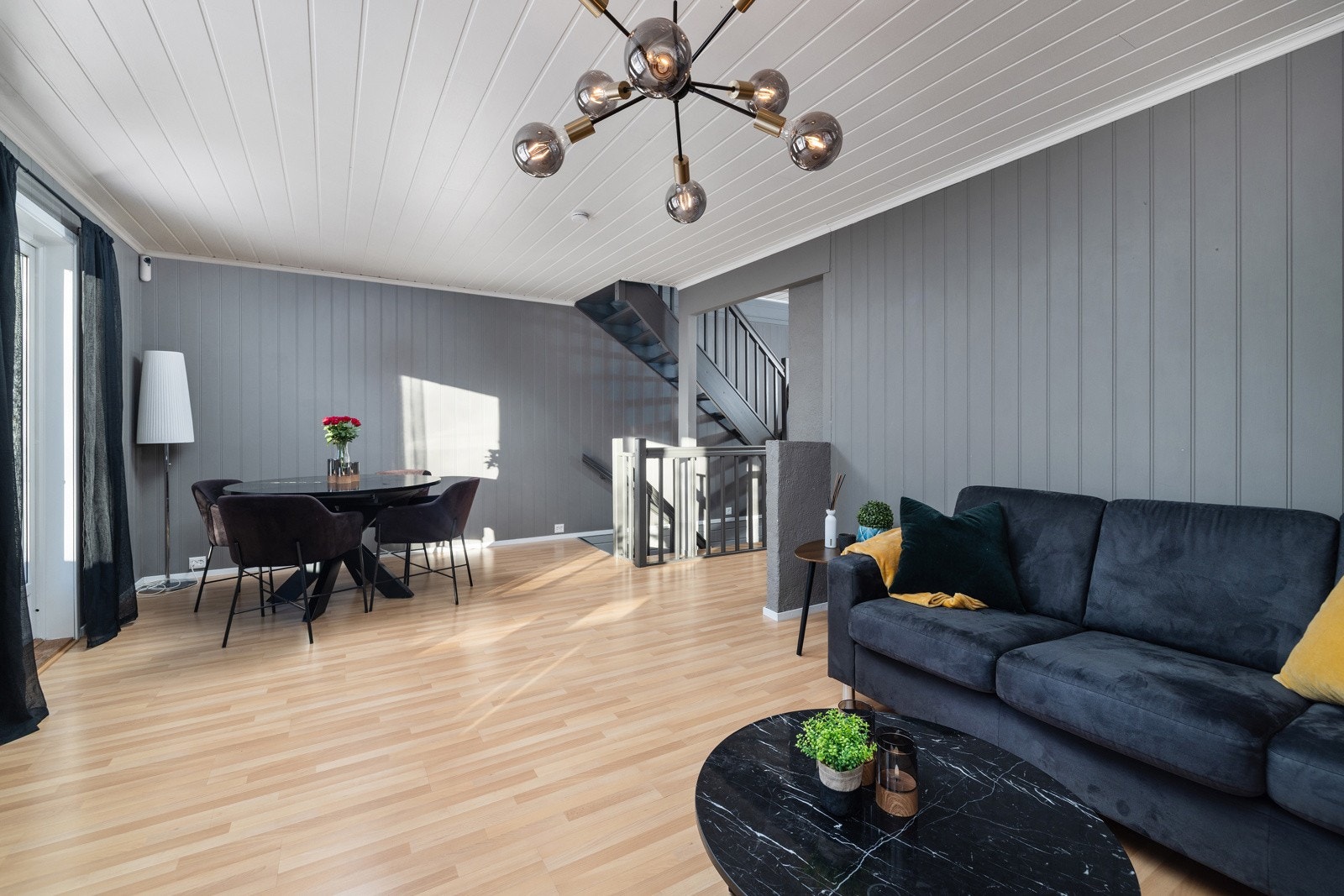 Romslig og naturlig plass for spisebord og stoler. Galleribilde