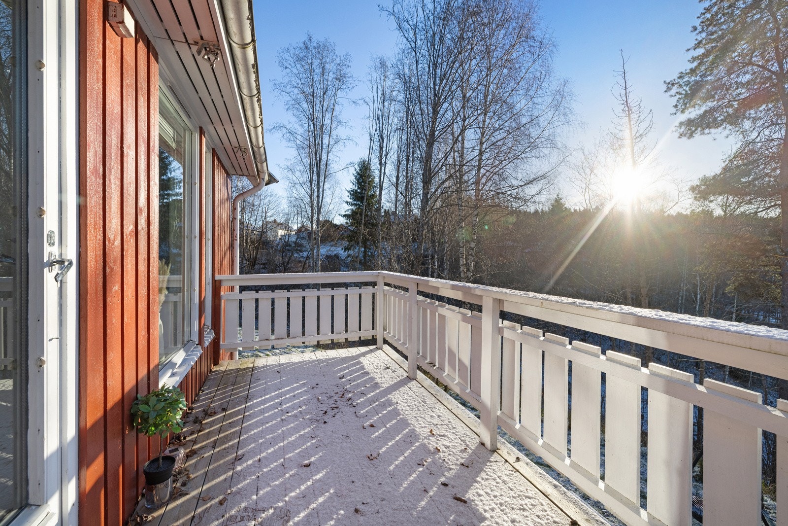 Her er det god plass til utemøbler og eventuelt en grill. Galleribilde