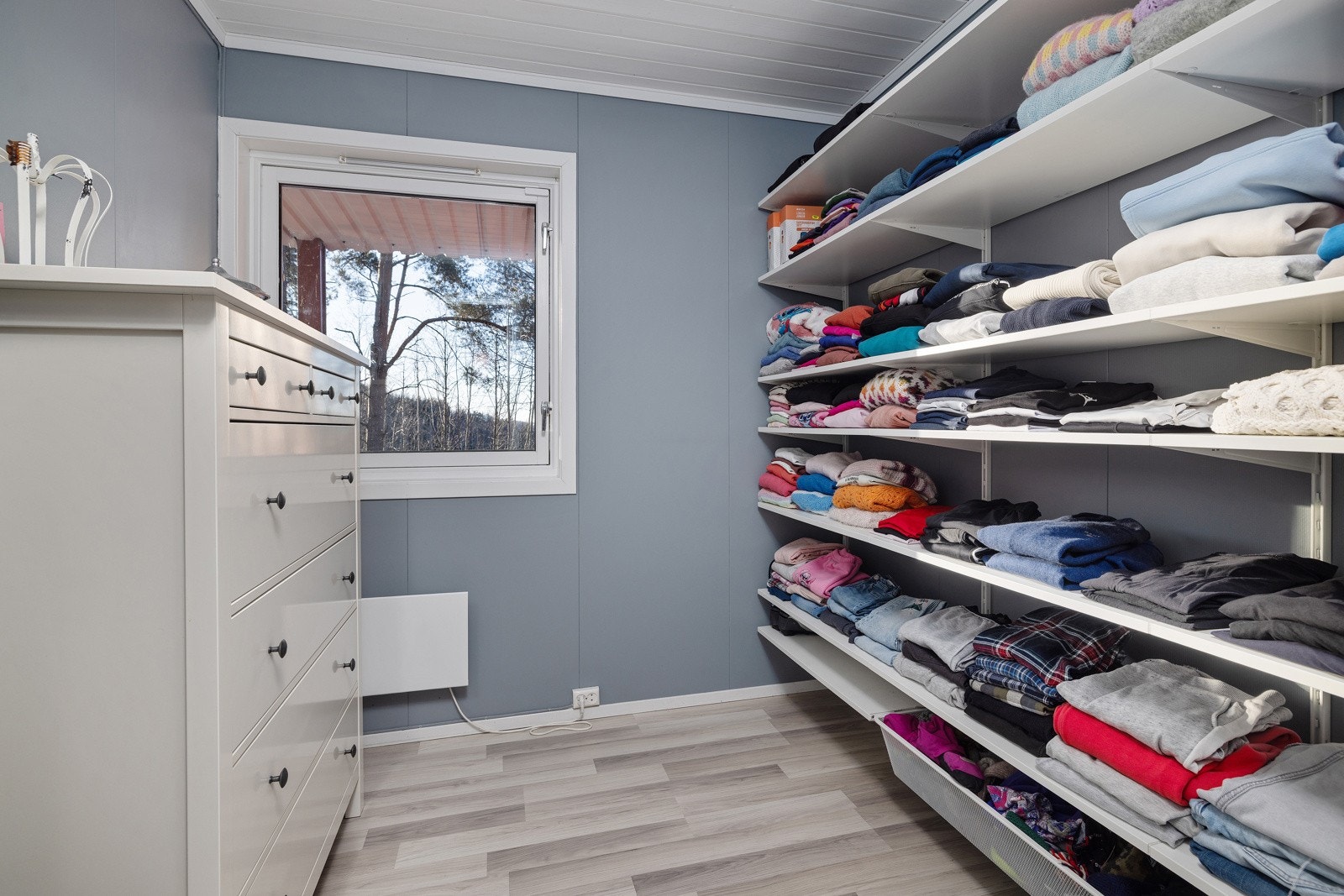 Soverom nr. 2 i sokkeletasje blir pr. dags dato brukt som garderobe. Galleribilde