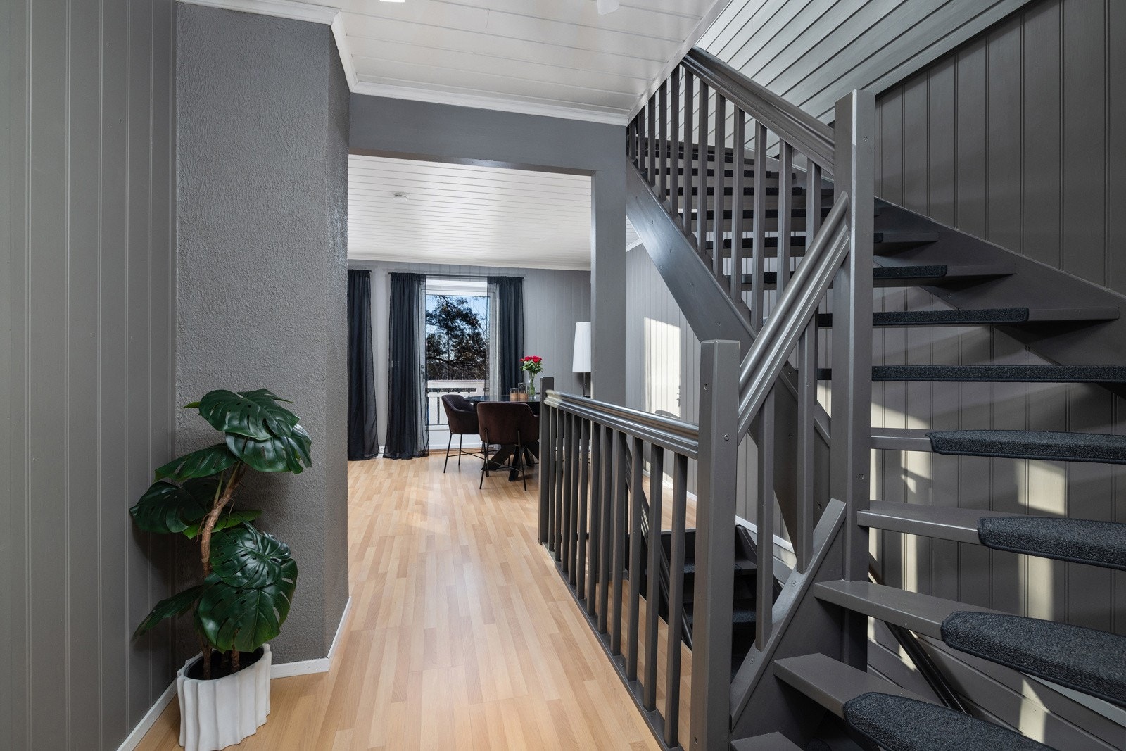 Fra inngangspartiet kommer man til trappegangen med adkomst til stue og kjøkken. Galleribilde