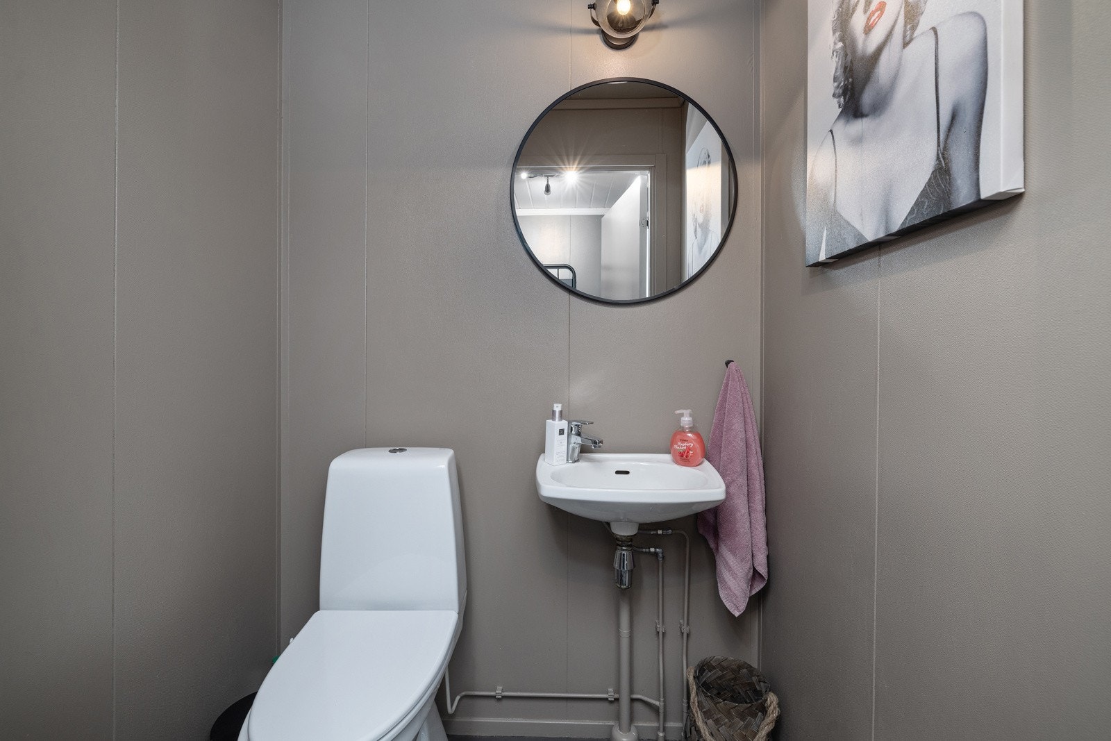 Ekstratoalett med adkomst fra gang. Galleribilde