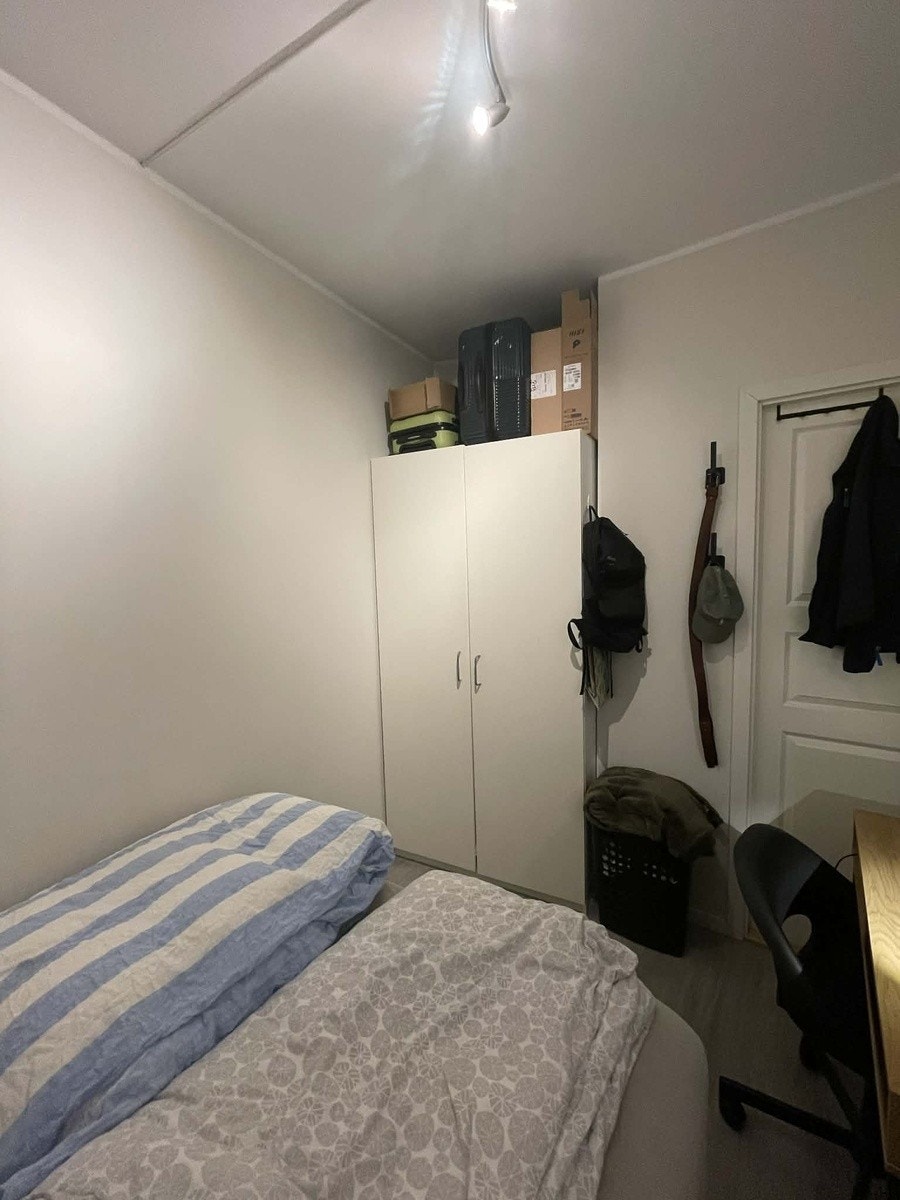 Garderobeskap Galleribilde