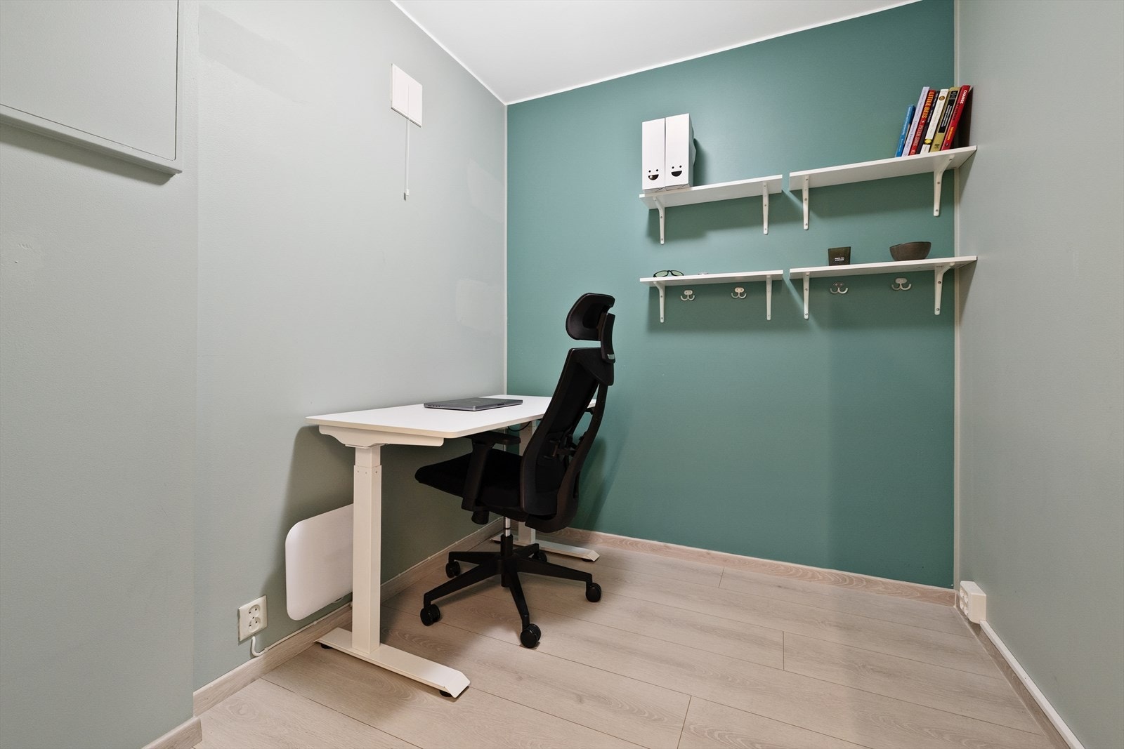 Romslig bod i dag innredet som kontor, og gir fleksible bruksmuligheter. Galleribilde