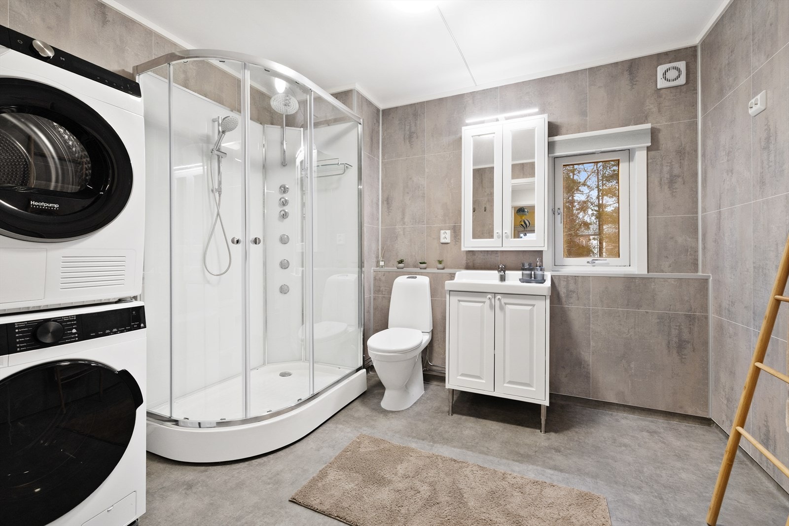 Stort bad, oppgradert i 2025 med moderne baderomsplater og slitesterkt vinylbelegg. Galleribilde