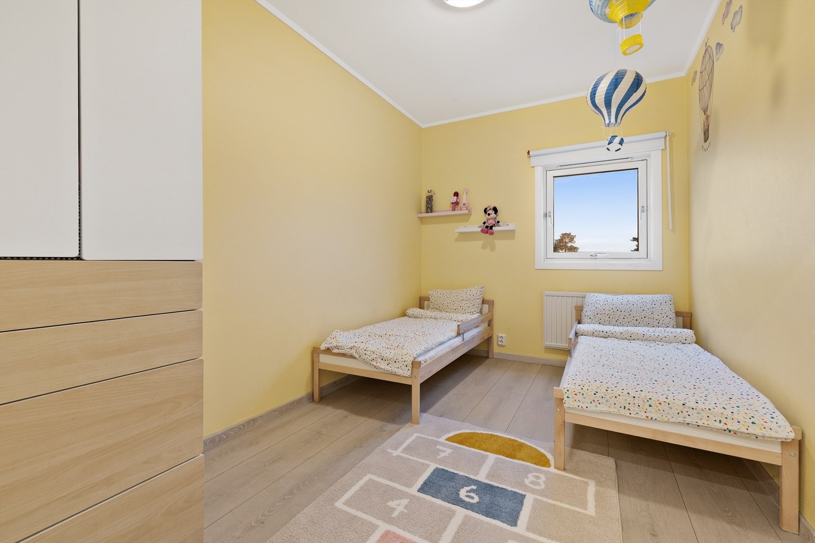 Leilighetens andre soverom er romslig og passer utmerket som barnerom eller gjesterom. Galleribilde