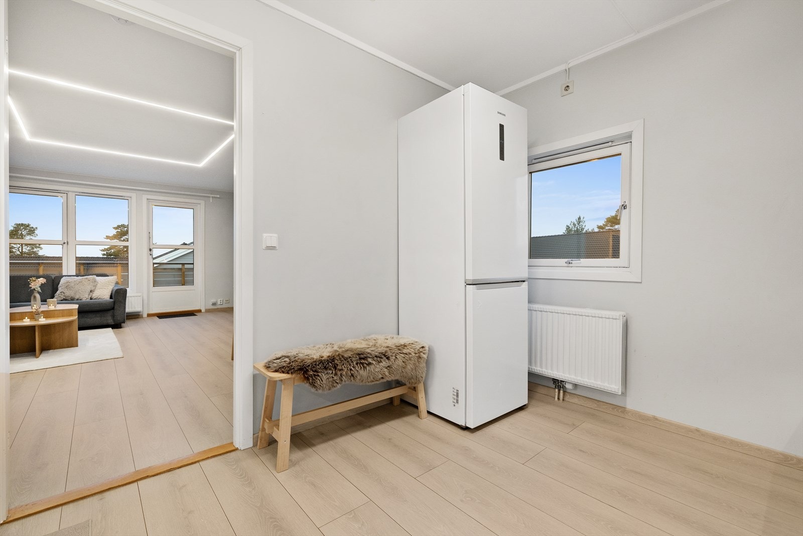 Frittstående kjøleskap på kjøkken følger med. Galleribilde