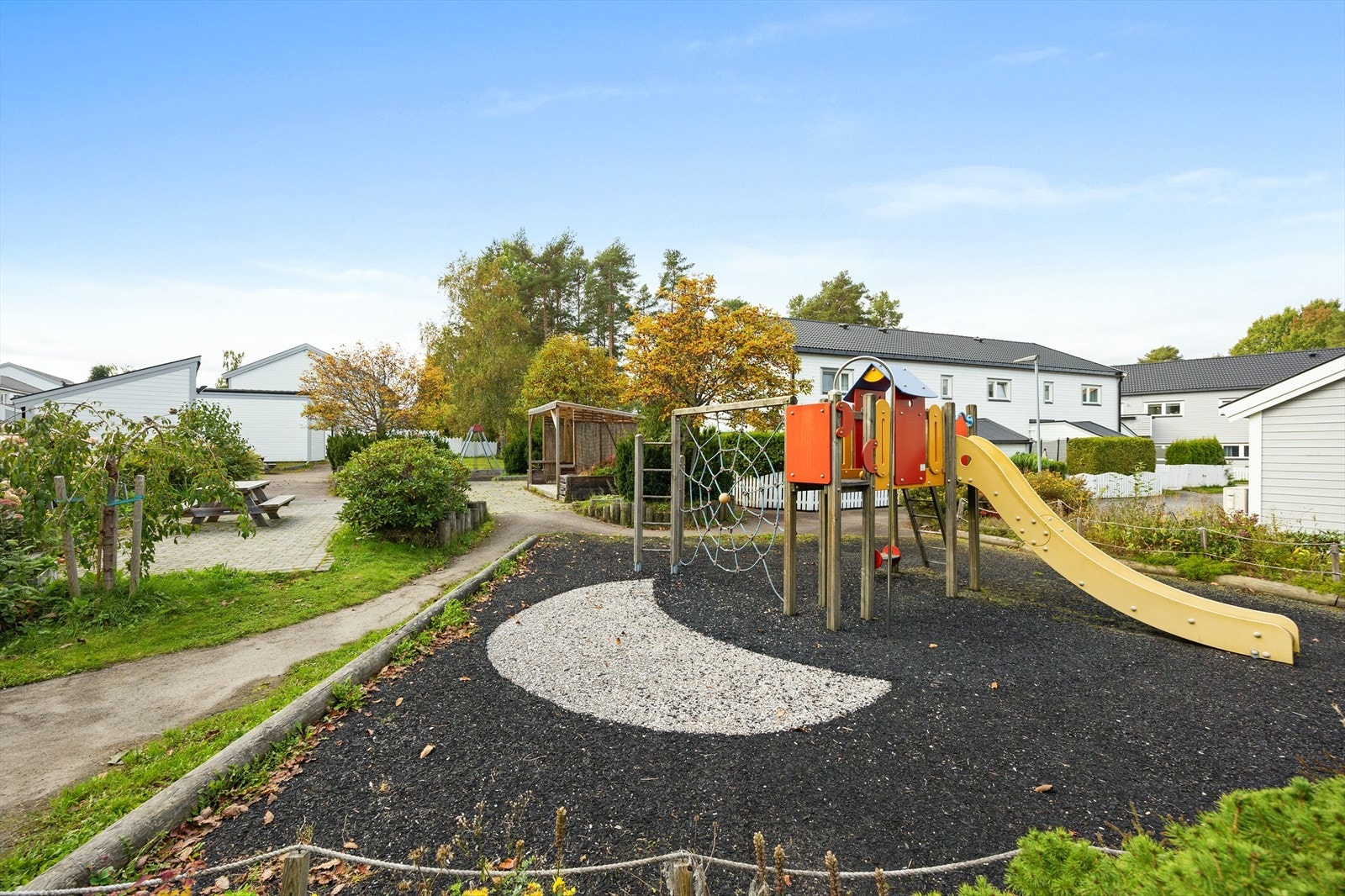 Lekeplass i nabolaget. Galleribilde