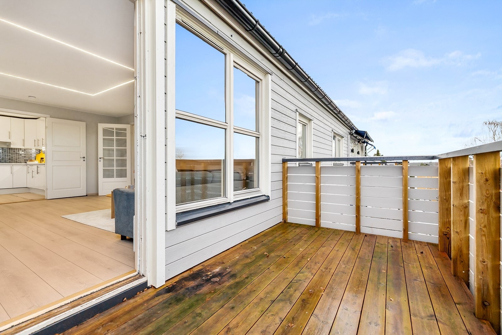 Trekonstruksjon belagt terrassebord. Rekkverk i trekonstruksjon. Galleribilde