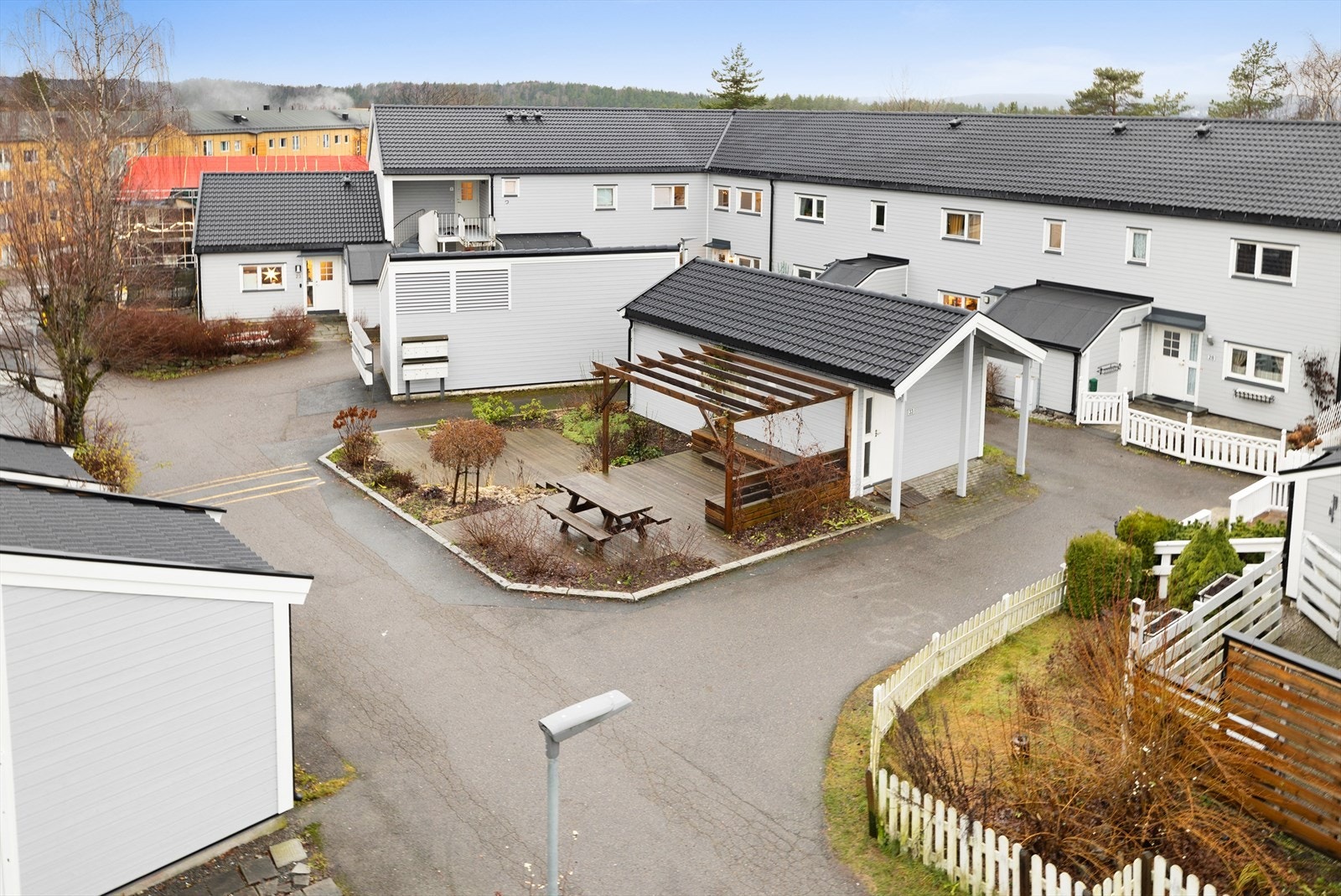 Rolig og barnevennlig nabolag. For barnefamilier er det kort gangavstand til både Åsbråten barnehage og Rosenholm skole. Galleribilde