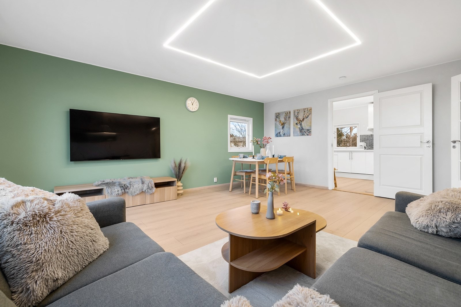 Stuen er stor og lys, med plass til både sofa og spisegruppe. Galleribilde