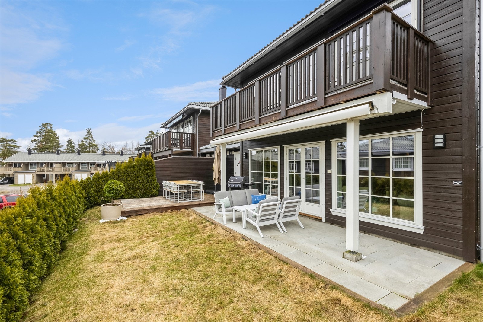 Deler av terrassen er hellelagt og overbygget av veranda. Her er det også montert markise (2021) for de mest solfylte dagene Galleribilde