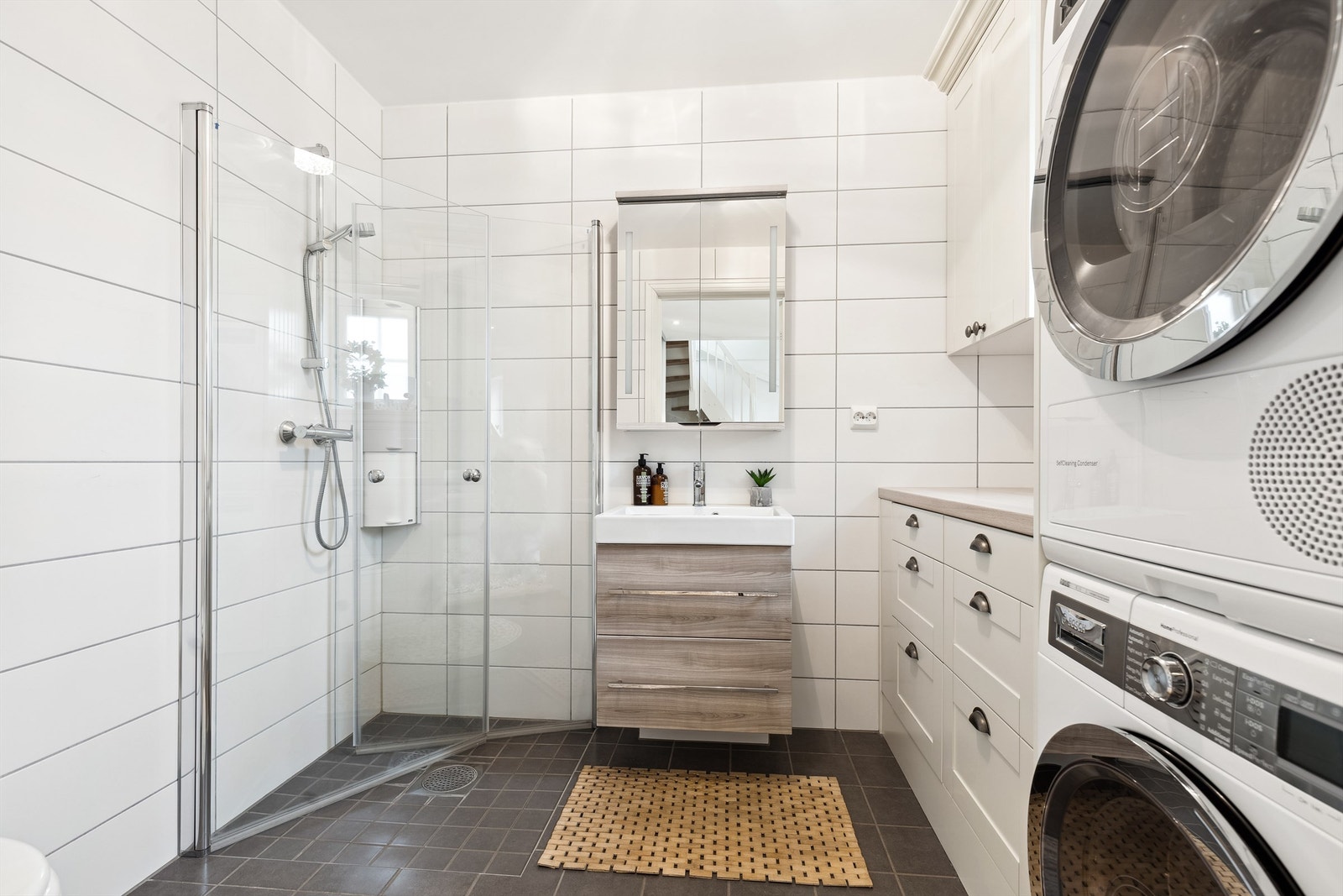 Boligen har to flislagte bad, et i hver etasje Galleribilde