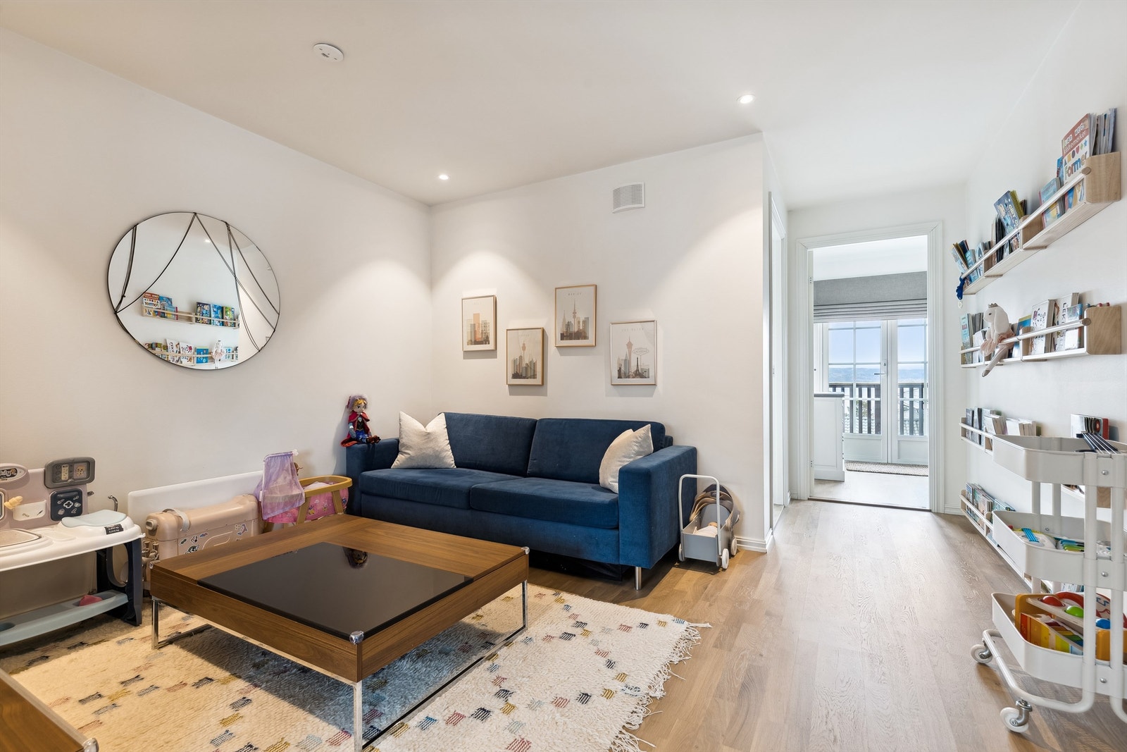 I 2. etasje er det en romslig loftstue som kan møbleres med sofa, bord, TV og TV-benk Galleribilde