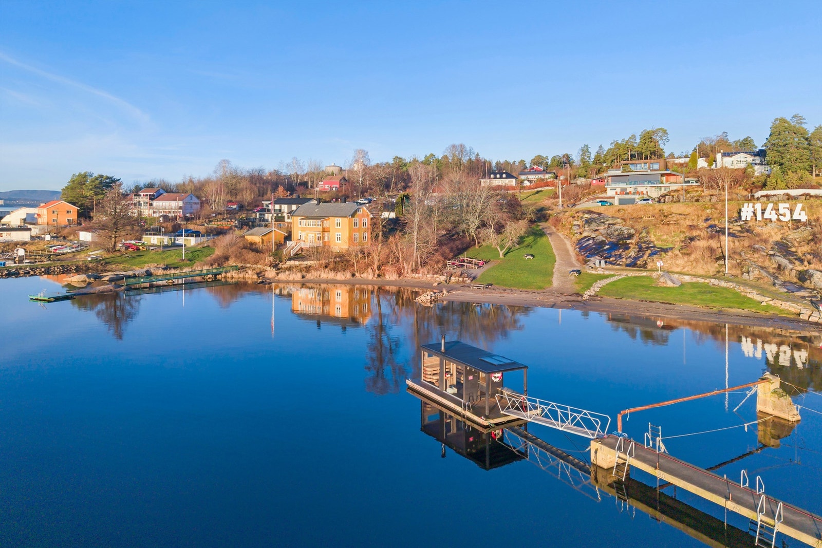 Fra boligen er det gangavstand til Skippy, hvor du kan nyte hyggelig uteservering i sommermånedene Galleribilde