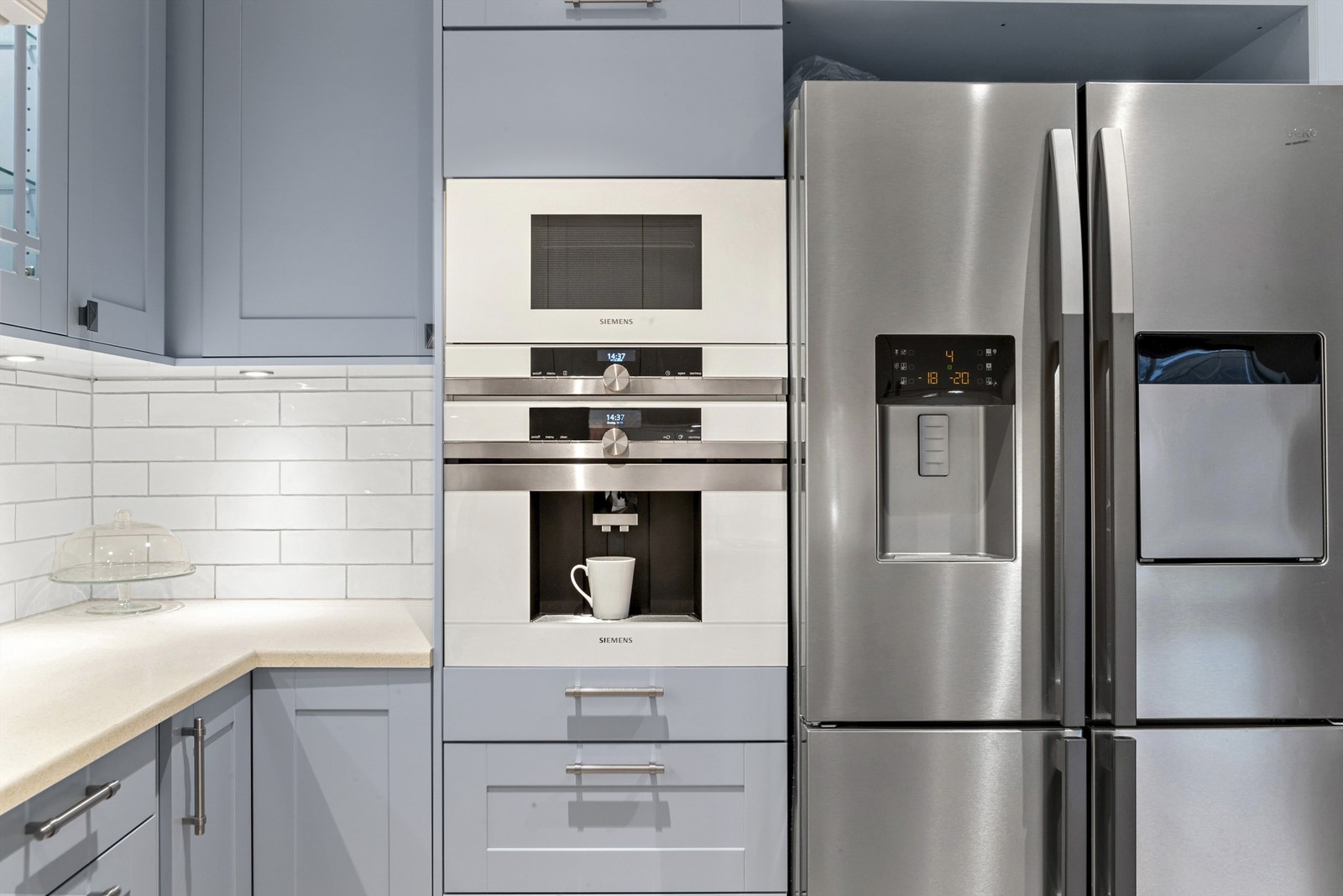 Det er godt med skap- og skuffeplass for oppbevaring av kjøkkenartikler Galleribilde