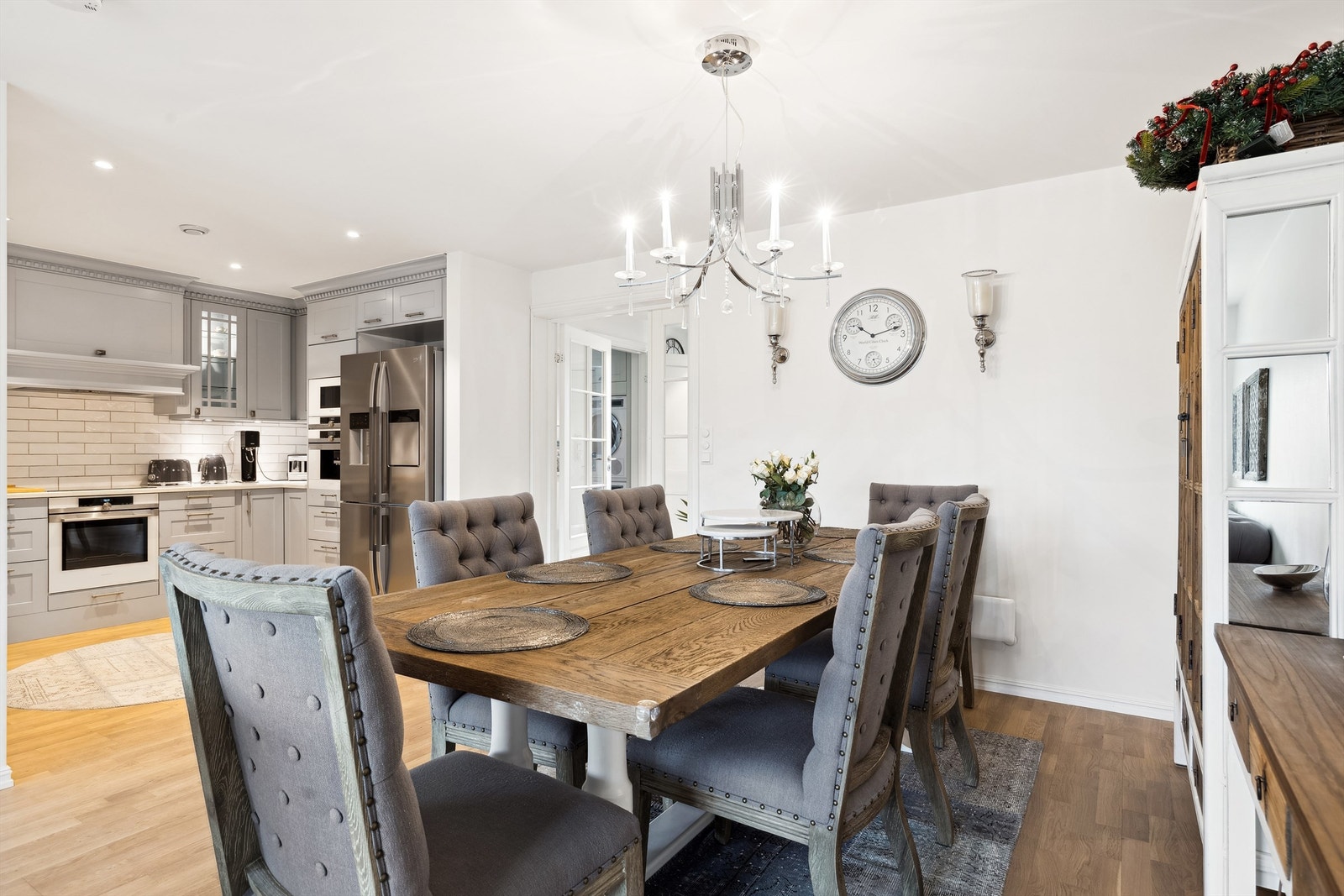 Stort spisebord og stoler kan plasseres i praktisk tilknytning til kjøkkenet Galleribilde