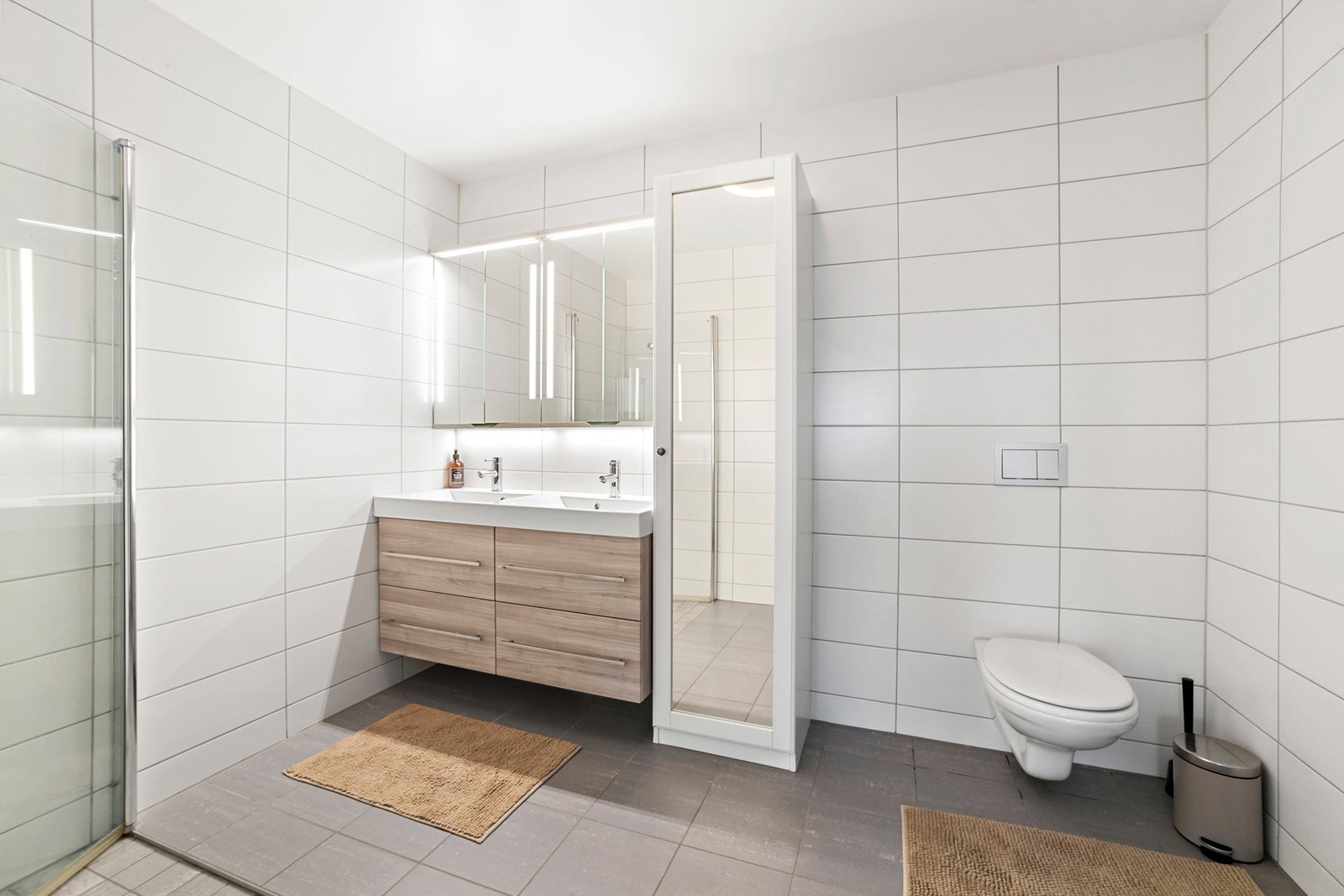 Det er også et praktisk høyskap med speilfronter, for oppbevaring av toalettartikler Galleribilde