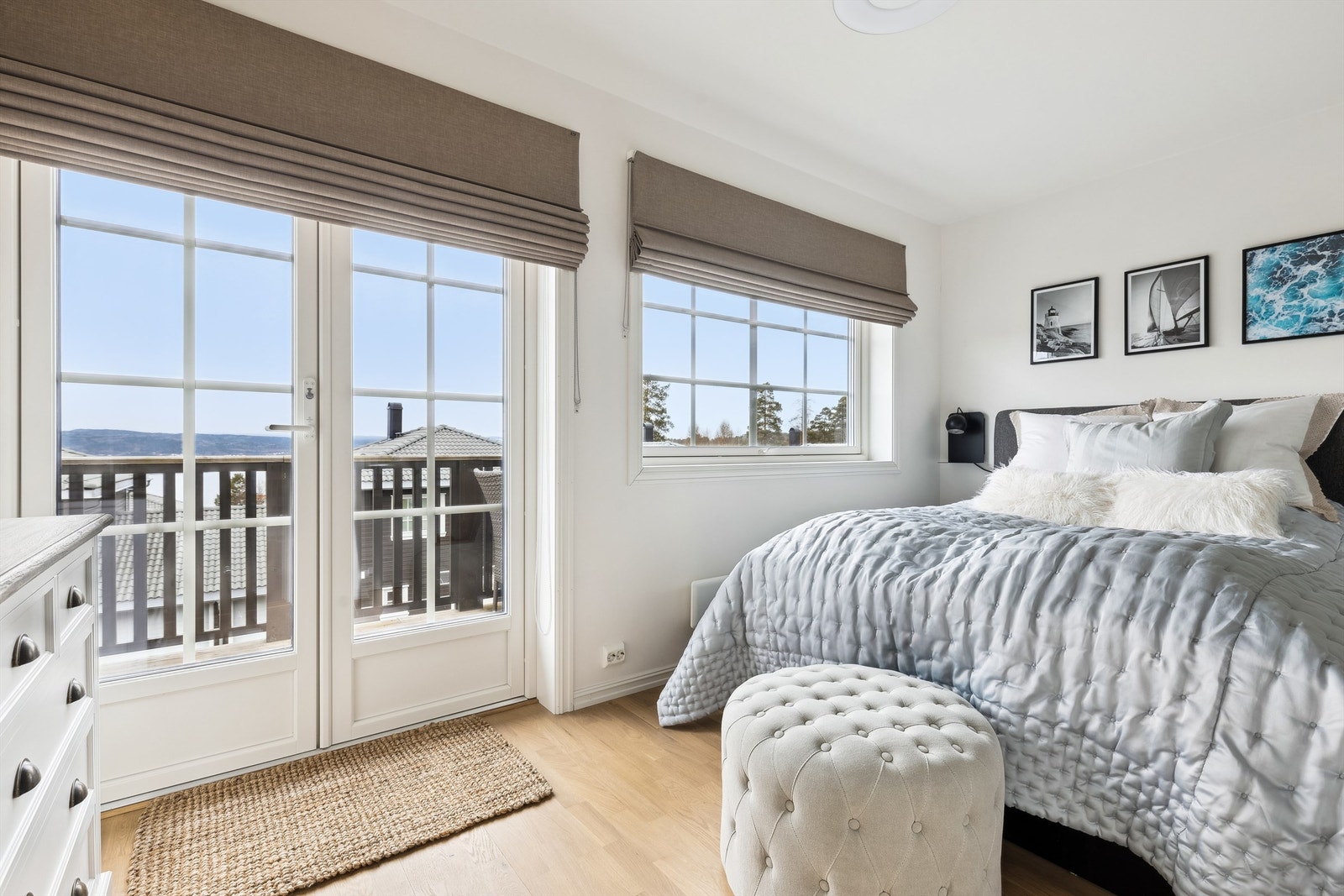 Romslig hovedsoverom med egen inngang til bad og utgang til veranda Galleribilde