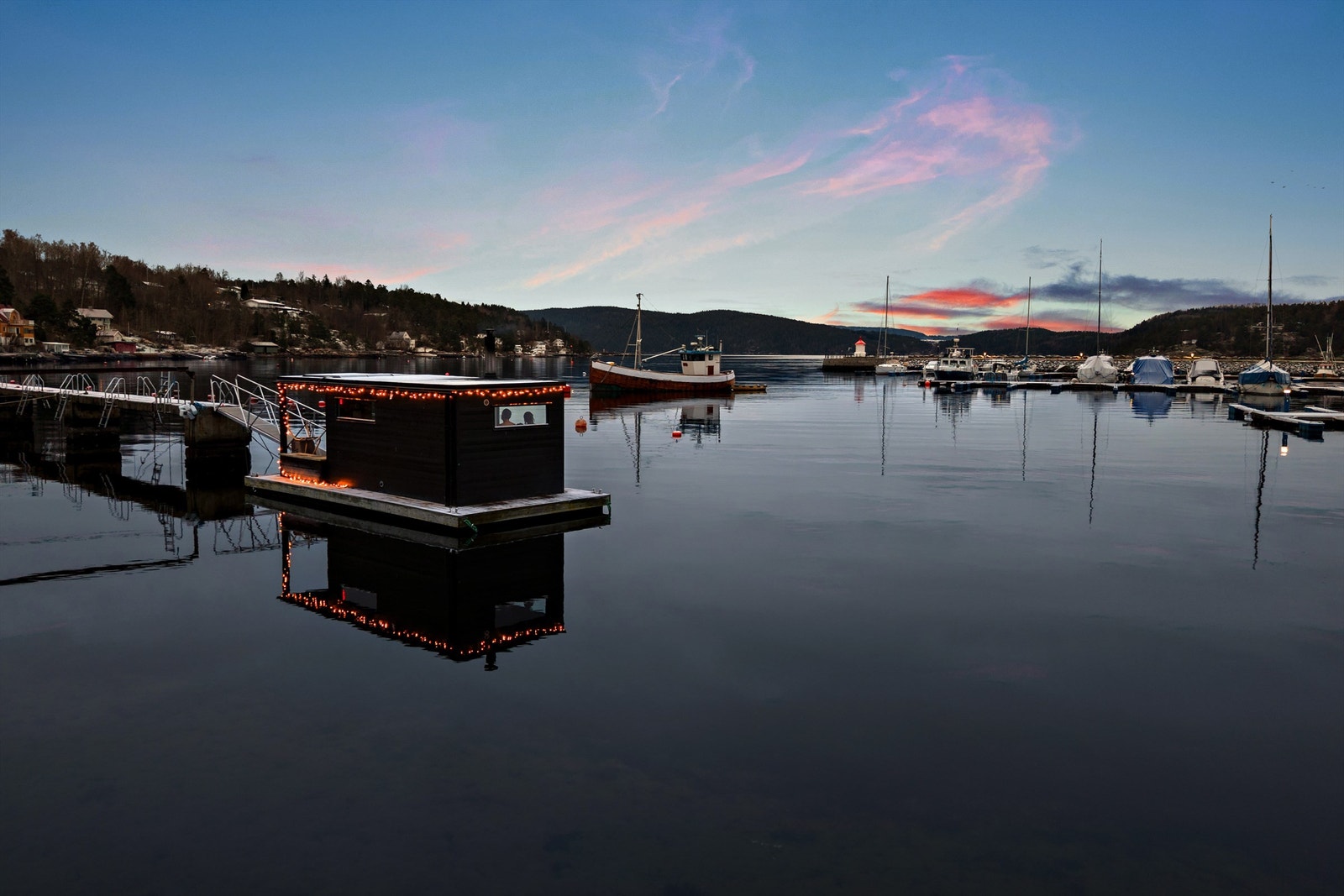 Nede ved marinaen, en kort spasertur fra boligen, ligger det en badstue Galleribilde