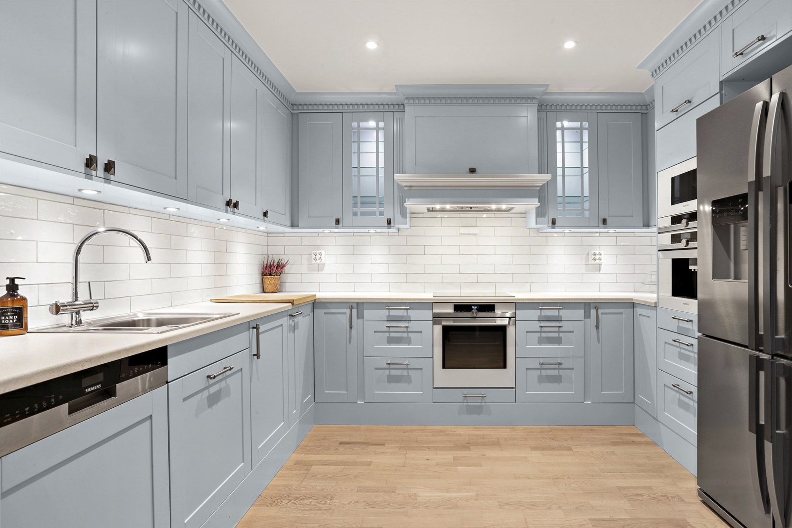 Delikat egendesignet kjøkken fra Sigdal med rettprofilerte fronter i malt mdf Galleribilde