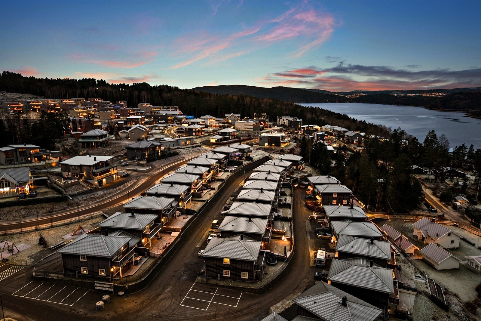 Fra nærmeste bussholdeplass går buss til Nesoddtangen brygge, hvor båten har hyppige avganger til Oslo og Lysaker Galleribilde