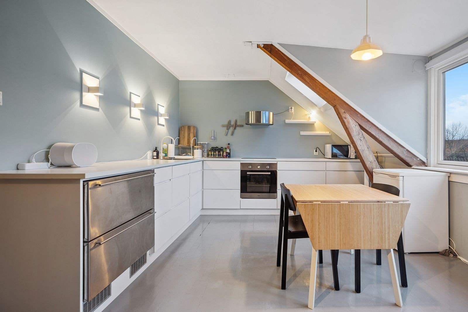 Kjøkken | Romslig og luftig kjøkken med integrerte hvitevarer og plass til spisebord Galleribilde