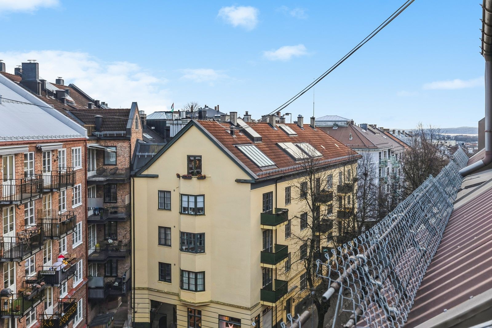 Utsikt | Vinduene er østvendt, som gir morgensol. Her kan man skimte Oslofjorden. Galleribilde