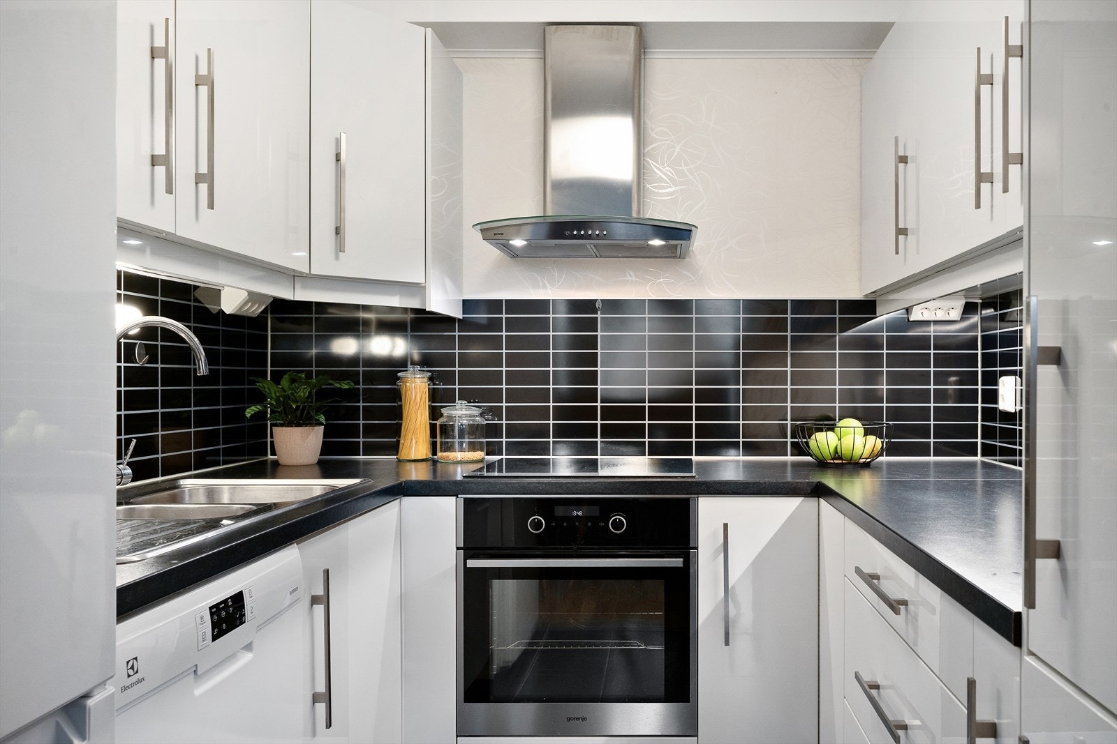 Kjøkkenet har praktisk utforming og moderne kvalitetar. Galleribilde