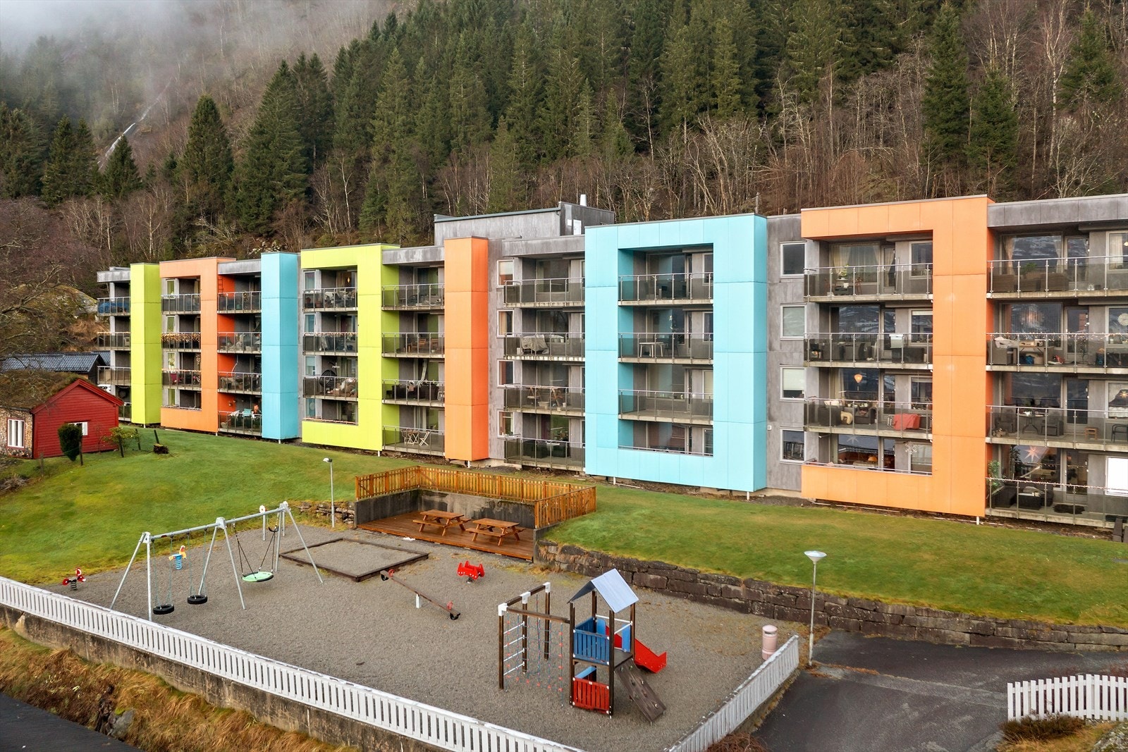 Fellesområda er fint opparbeida med grøntområde og leikeplass i front. På baksida er det store parkeringsområde. Galleribilde