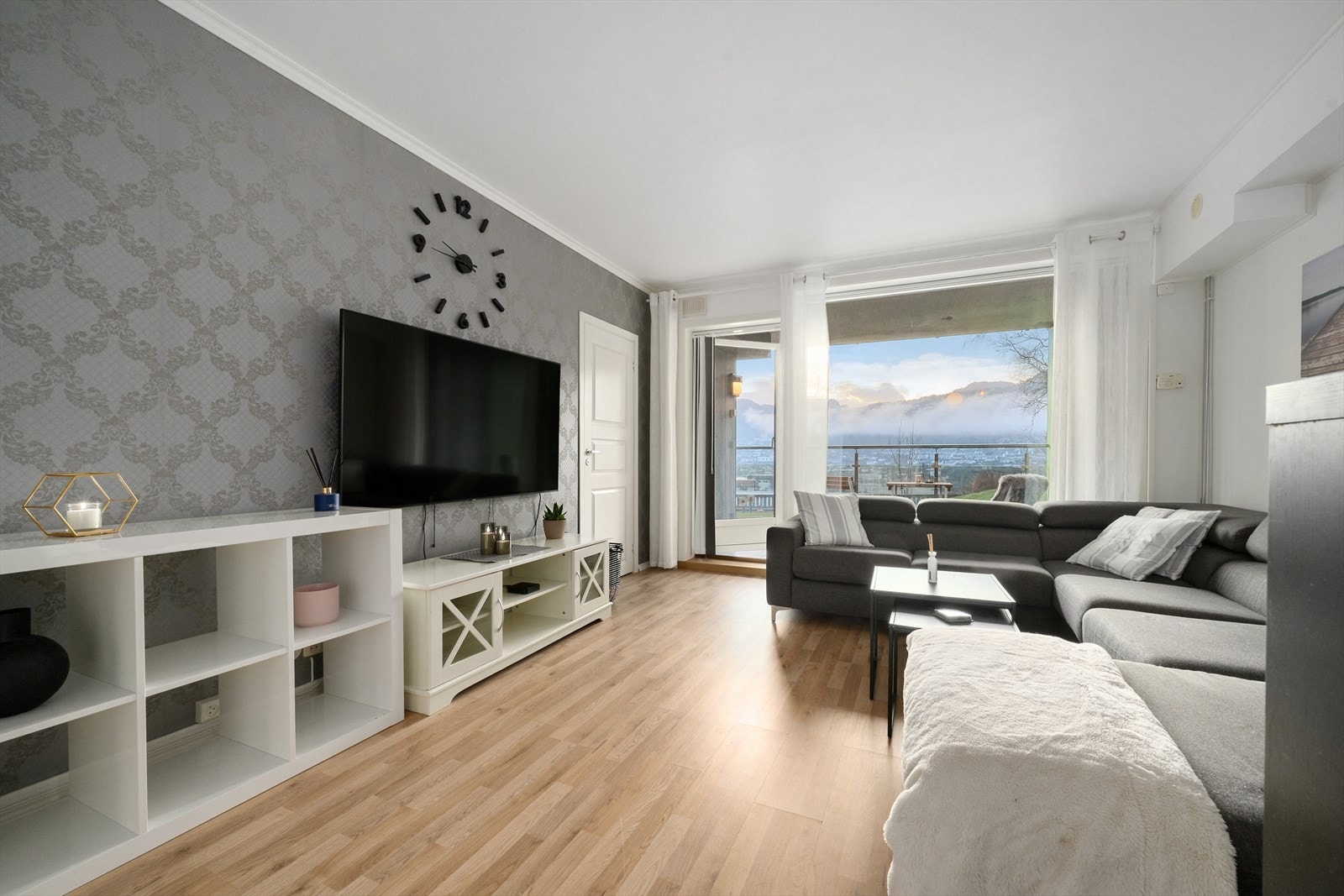 Stova er enkel å møblere og har naturlege sonar for sittegruppe og fjernsyn. Galleribilde