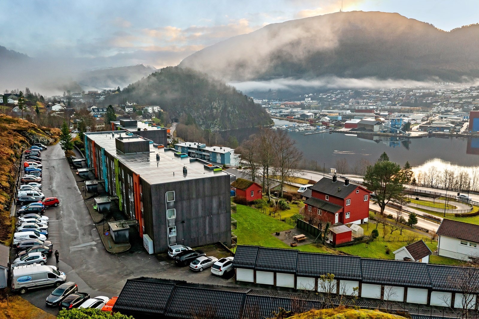Den nye gang- og sykkeltunnelen gjer det enkelt å la bilen stå. Bybussen stoggar like ved. Galleribilde