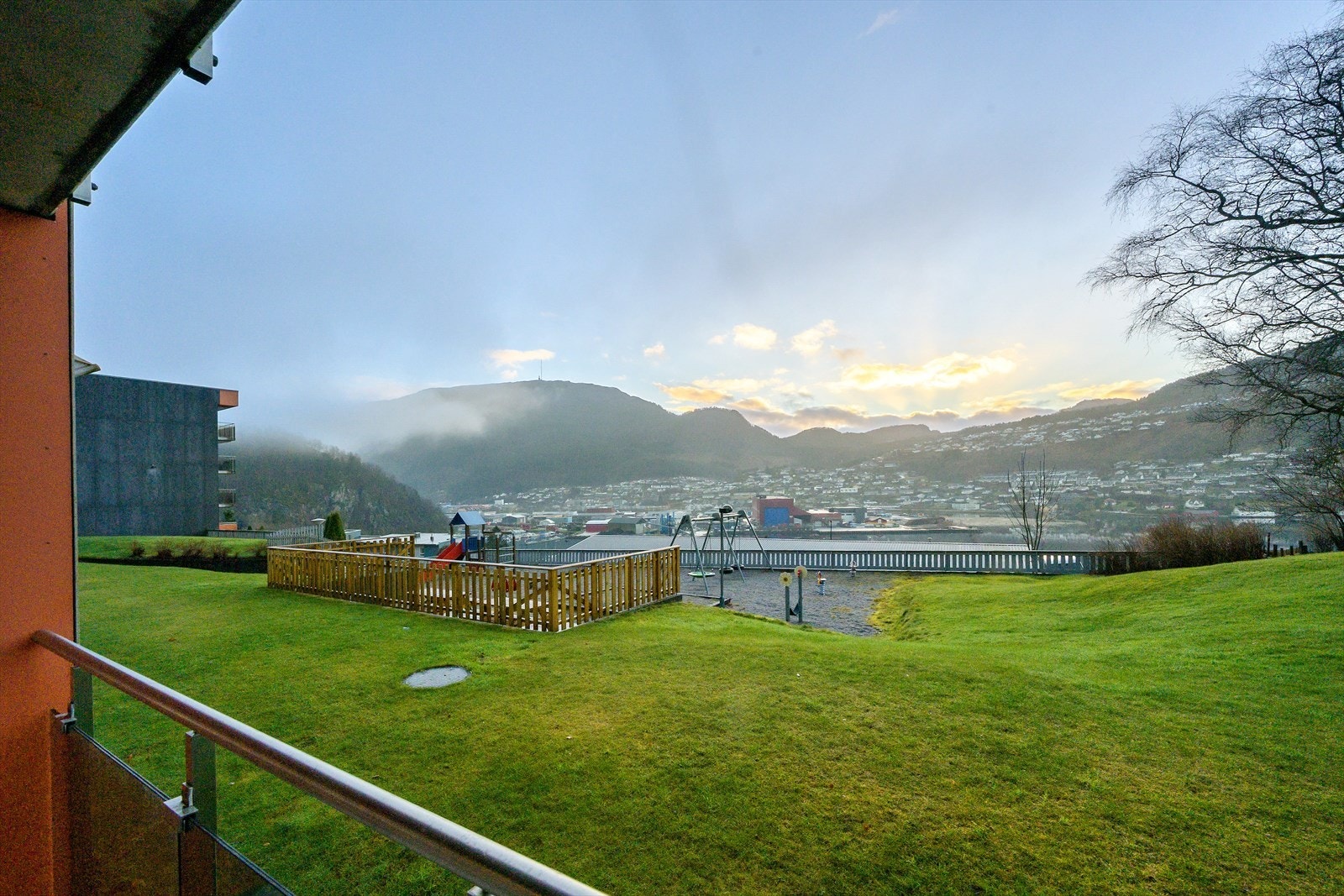 Her ser du indre del av fjorden. Bebyggelsen på andre sida lyser fint opp på kveldstid. Galleribilde