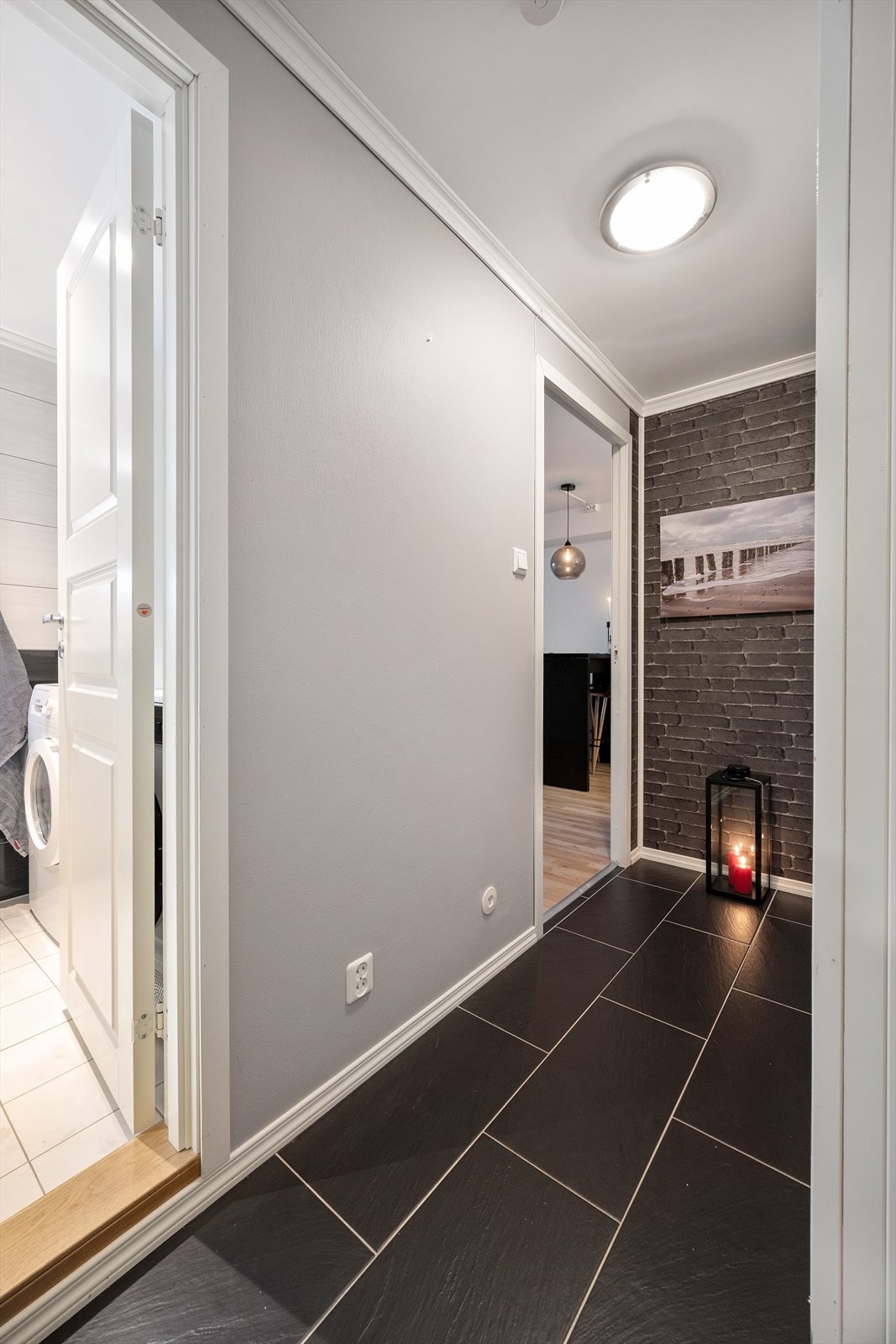 Gangen har flislagt golv. Galleribilde