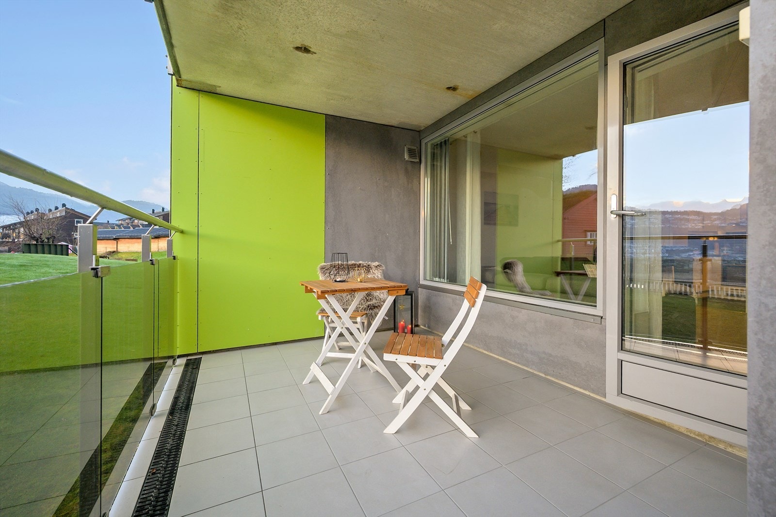 Her er det god plass til møblering og mykje sol. Usjenert er det også. Galleribilde