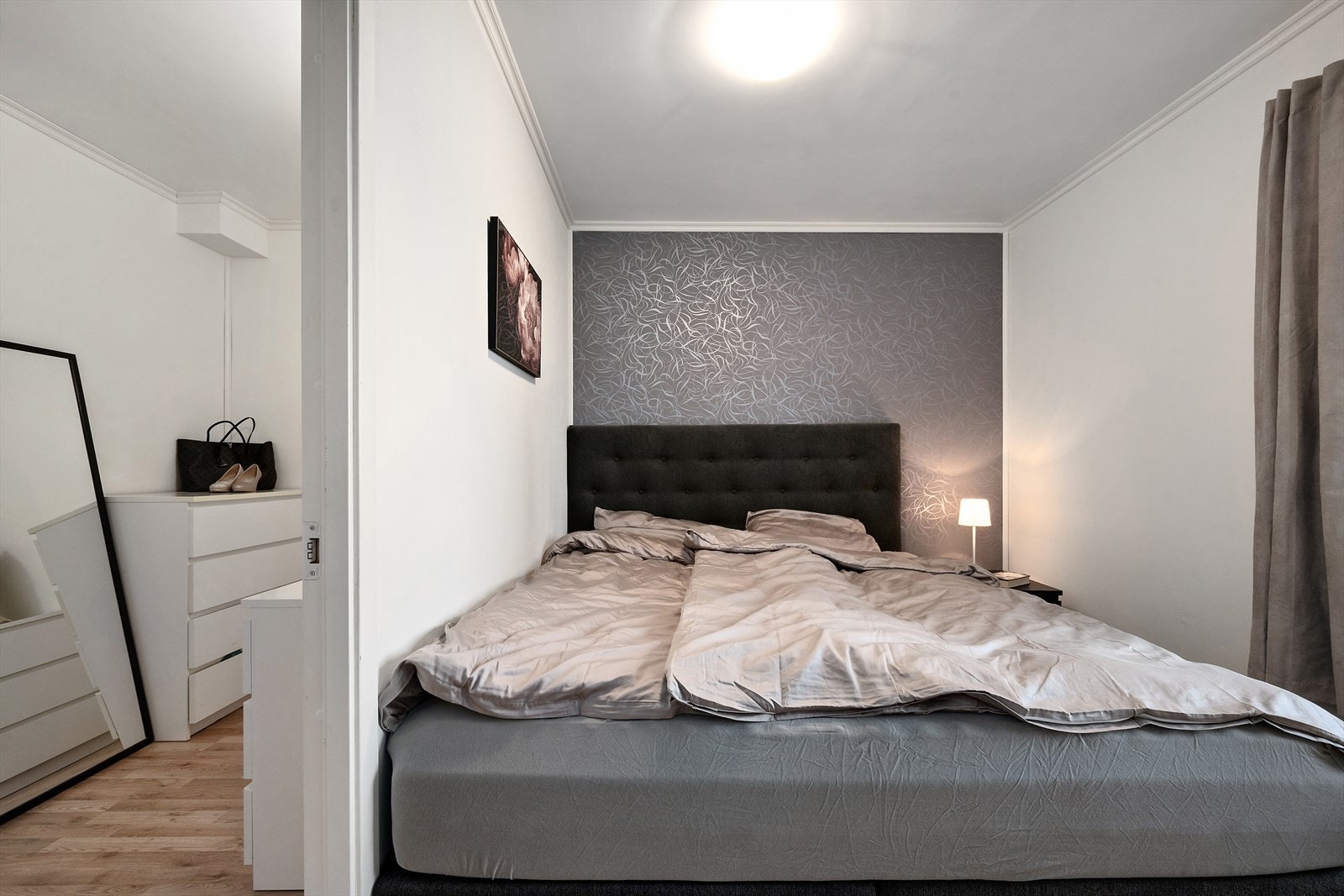 Frå soverommet er det dør inn til garderoberommet. Galleribilde