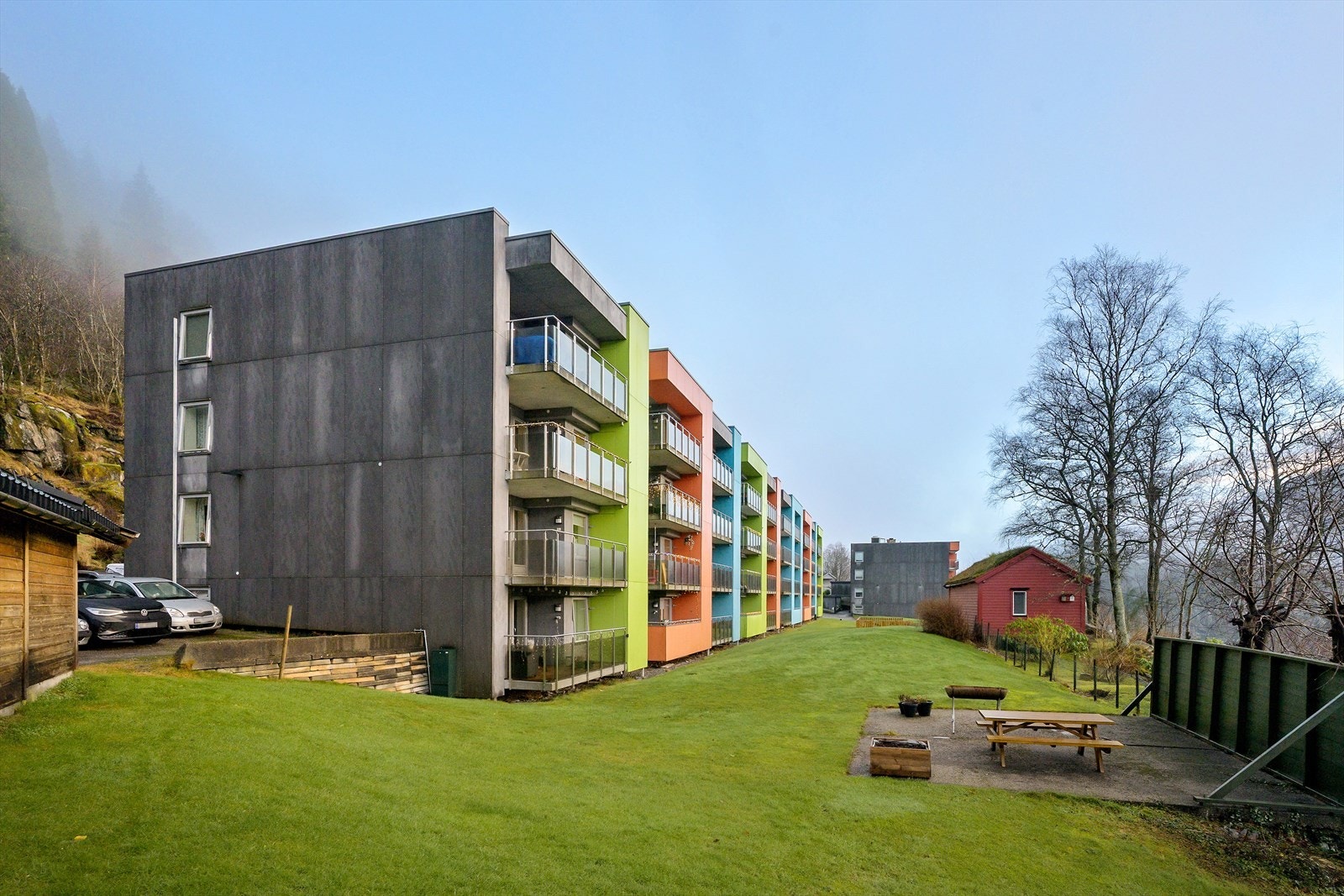 Uteområdet er romsleg og har god plass til aktivitet. Galleribilde