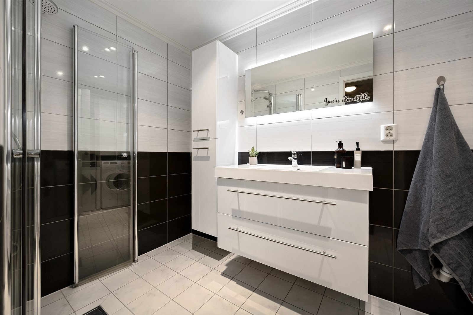 Badet er heilflisa med golvvarme og downlights i himlinga. Galleribilde