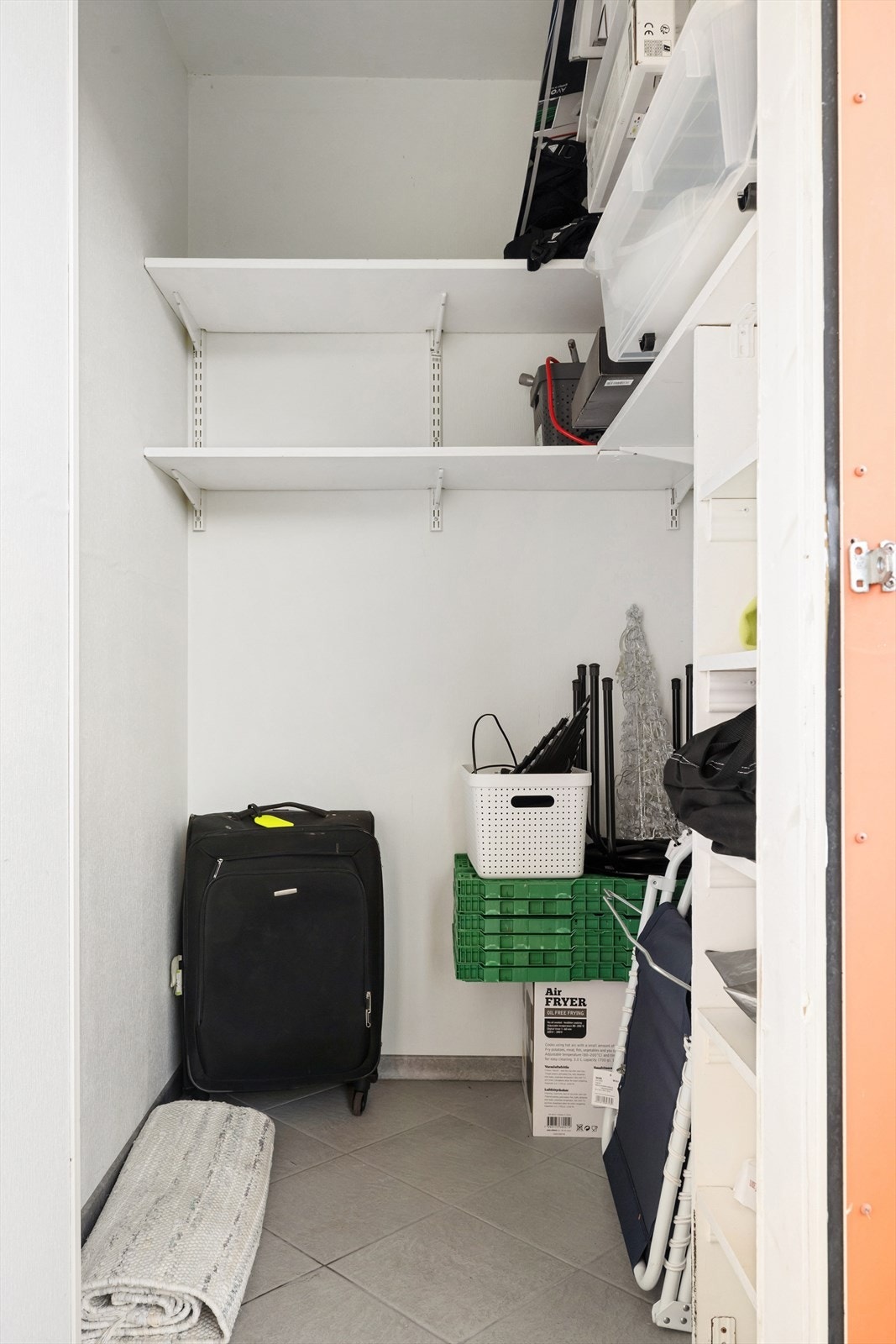 I enden av verandaen er det isolert bod med innlagt straum. Galleribilde