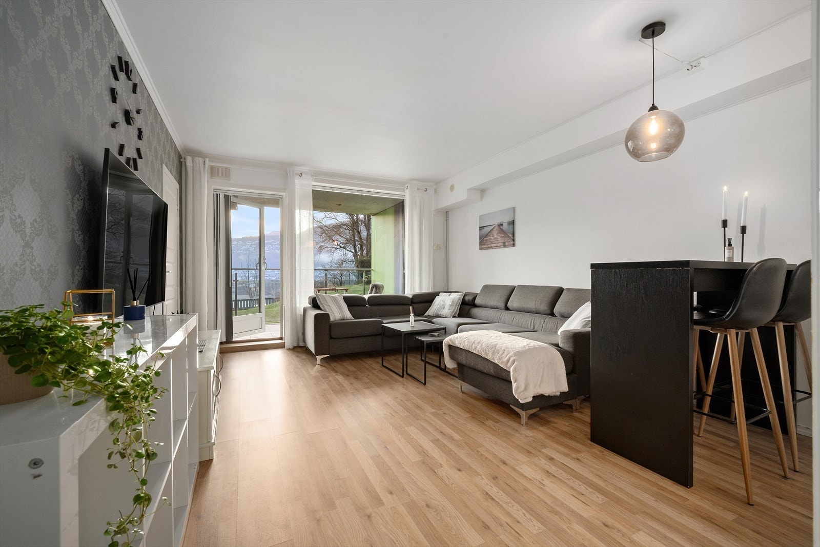 Her er vassbasert oppvarming, varmtvatn, fiber/tv, byggforsikring og kommunal avgifter inkludert i felleskostnadane. Ingen dokavg. ved kjøp. Galleribilde