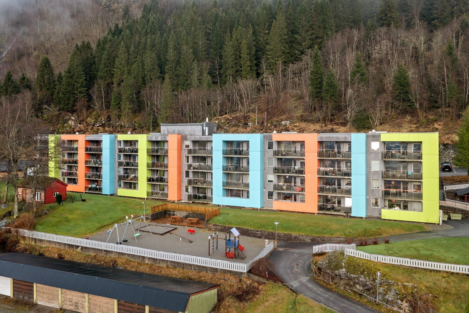 Frå eigedomen er det kort veg til både fjord, fjell og sentrum. Galleribilde