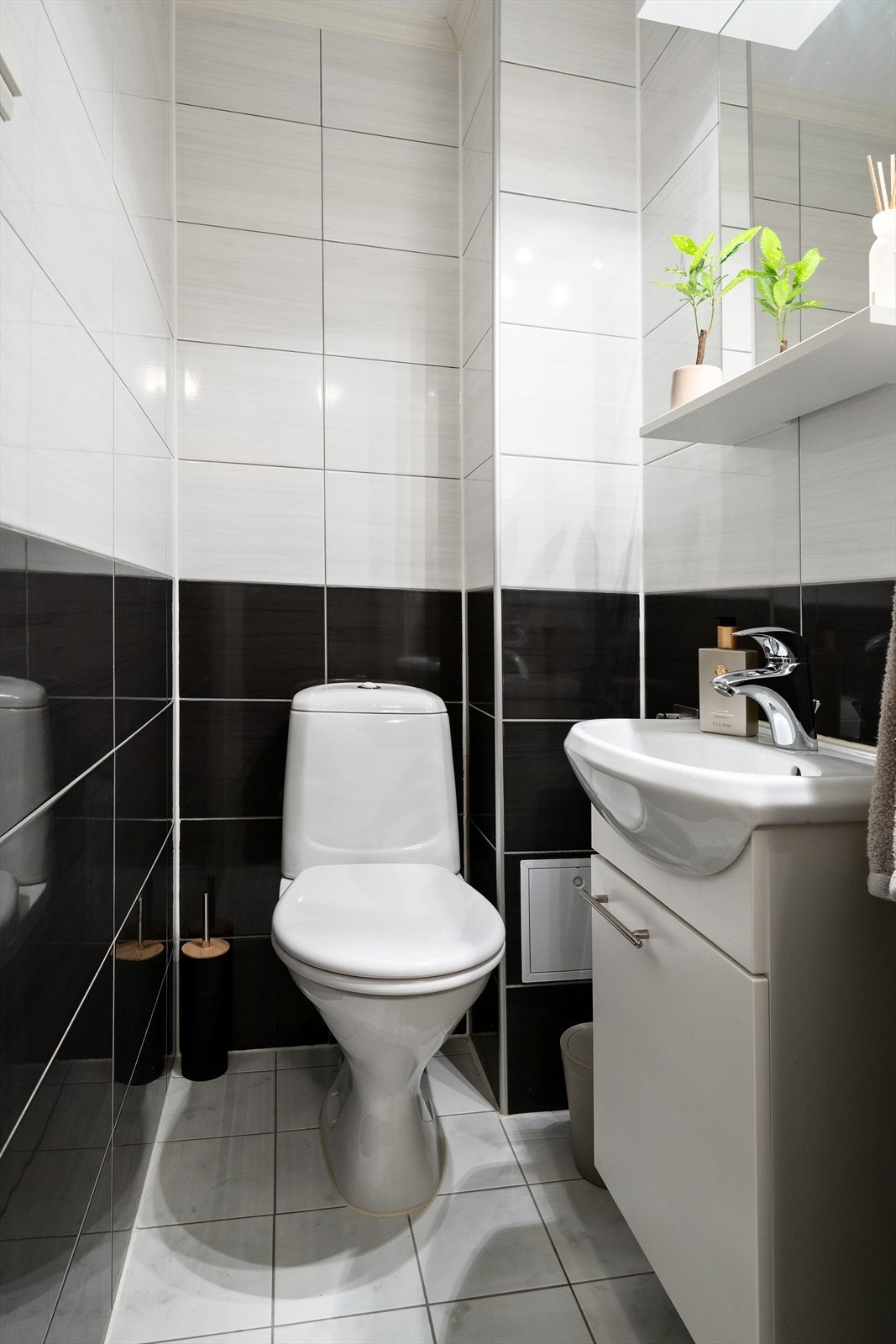 Like ved badet ligg ei seperat wc-rom i tilsvarande utføring som badet. Galleribilde