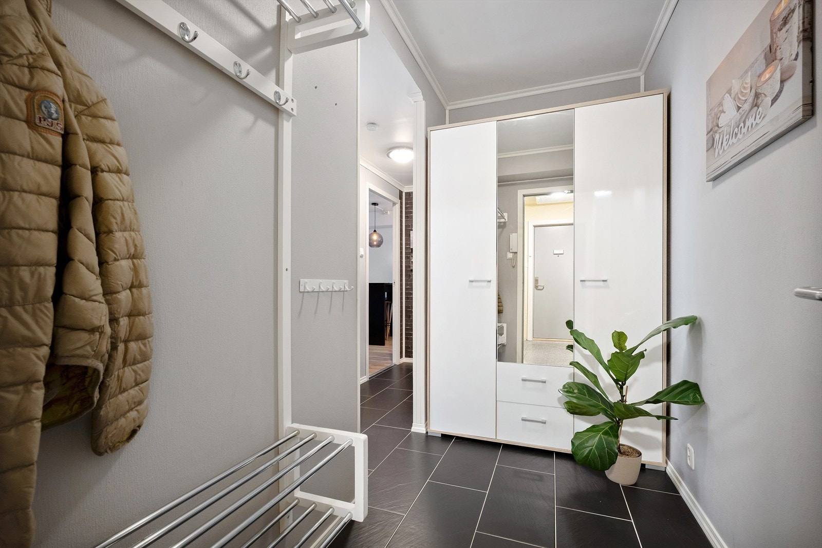 I entrèen er det god plass til oppbevaring av ytterklede. Galleribilde