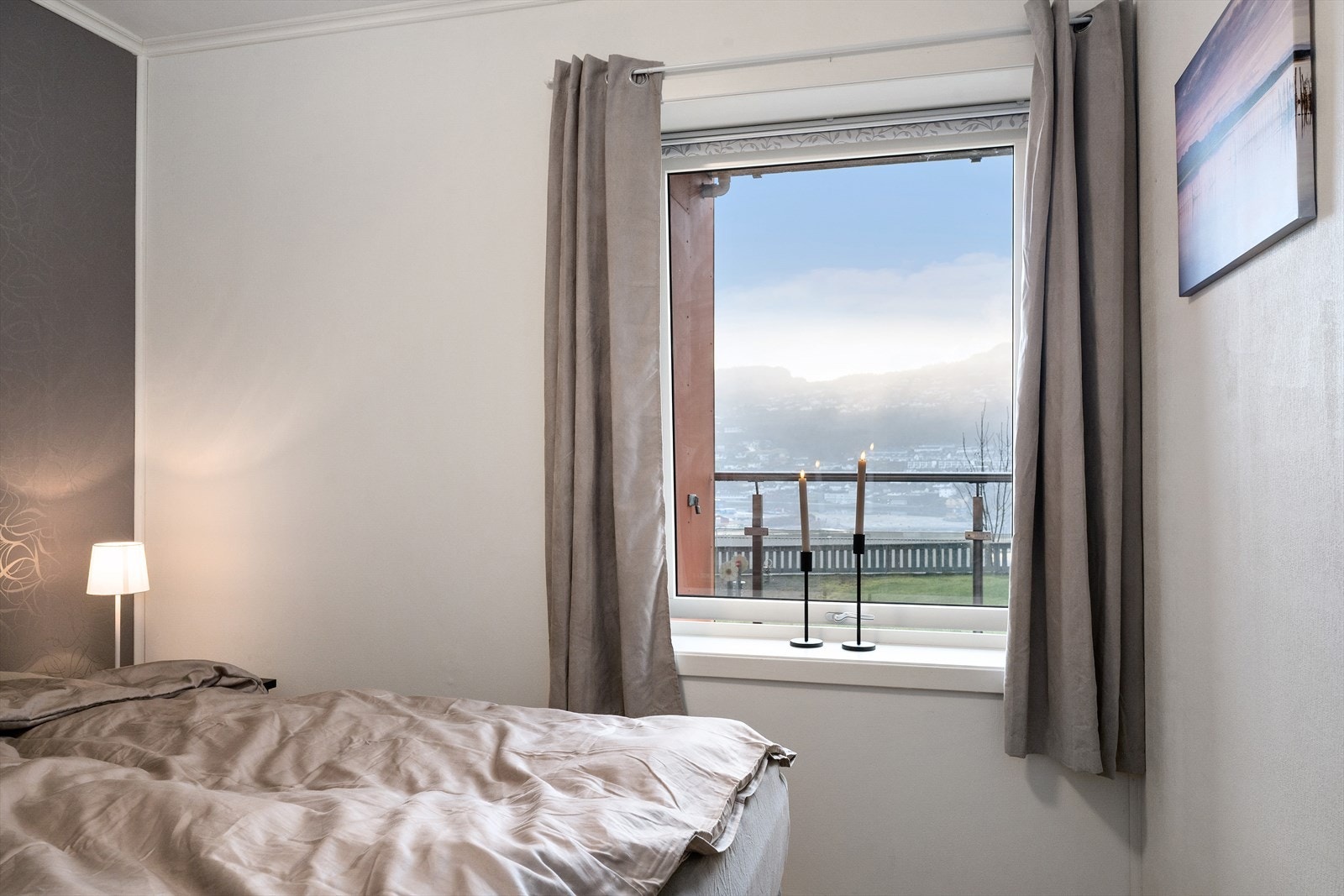 Fint utsyn til fjorden frå soverommet også. Galleribilde