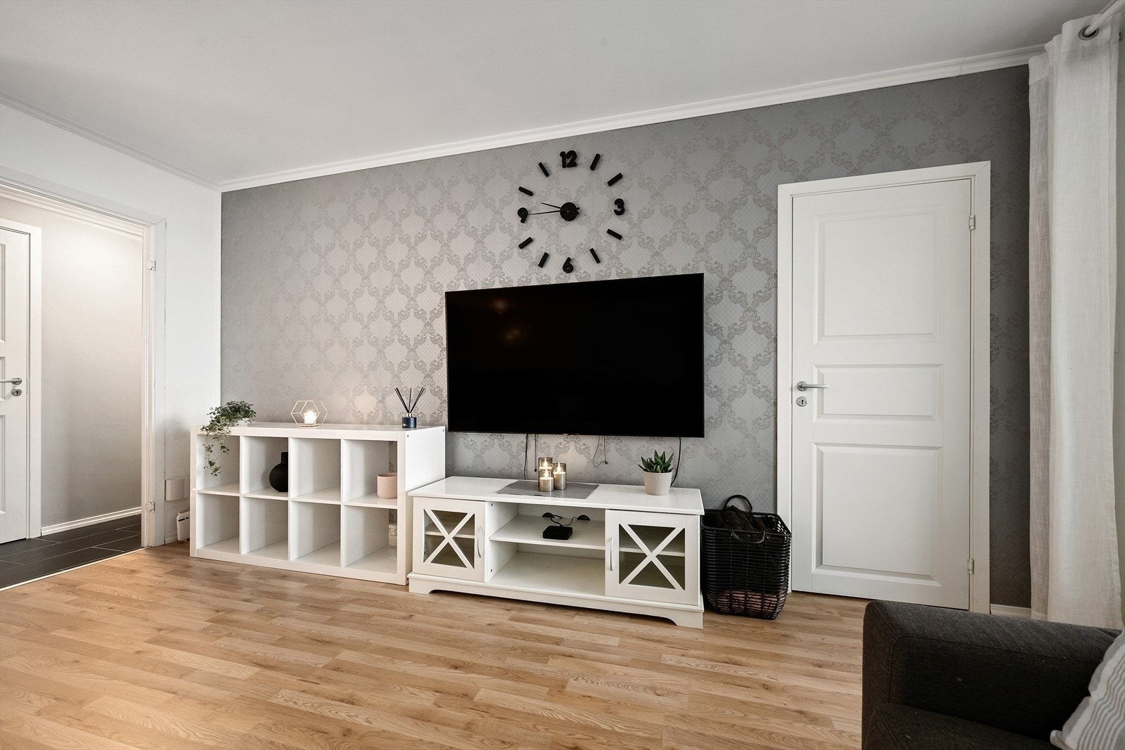 God plass til større fjernsyn. Døra ledar inn til soverommet og garderoberommet. Galleribilde