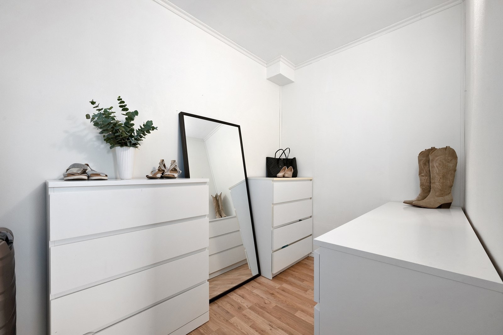 Her er det god plass til klede, innreiing og anna oppbevaring. Galleribilde