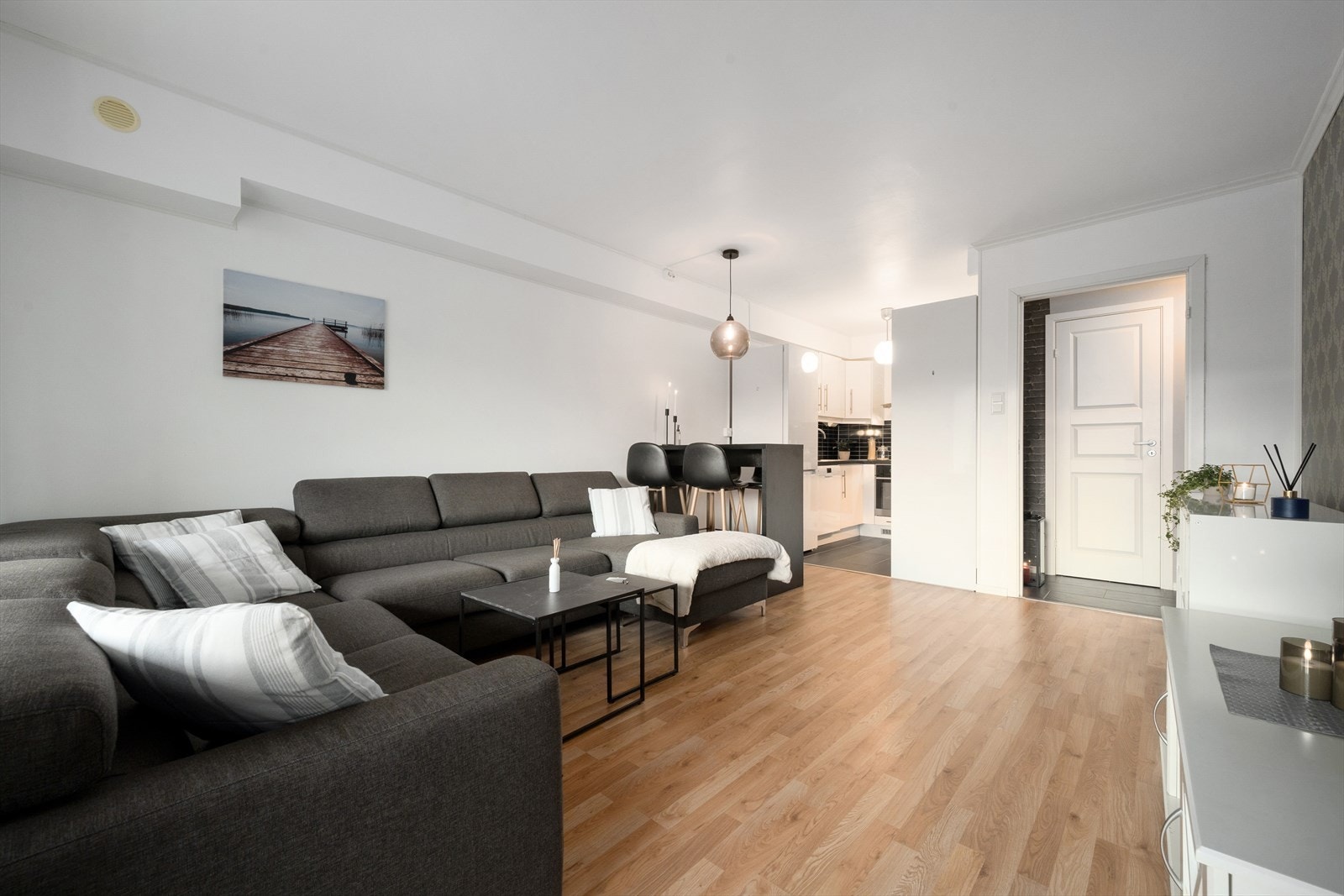 Kjøkkenet ligg i opa løysing med stova. Fin spiseplass i midten. Galleribilde