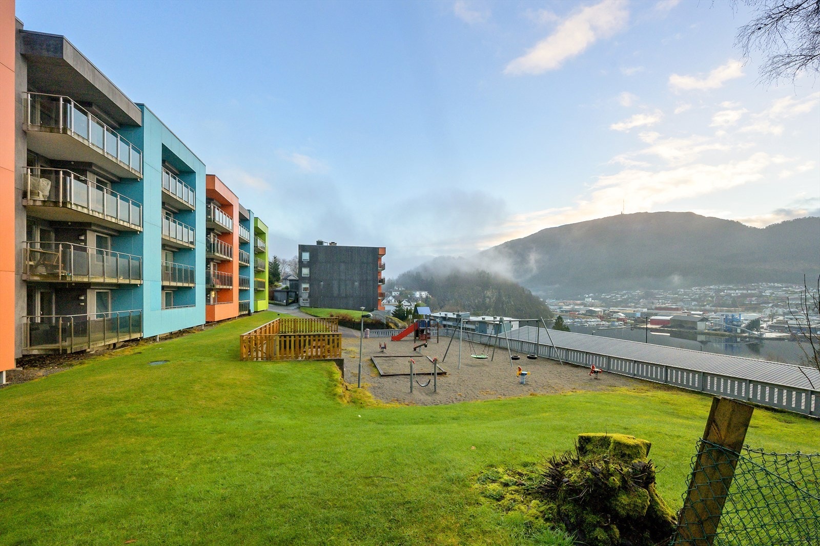 Eigedomen ligg sørvendt og nyt svært gode soltilhøve og flott utsikt til fjorden. Galleribilde