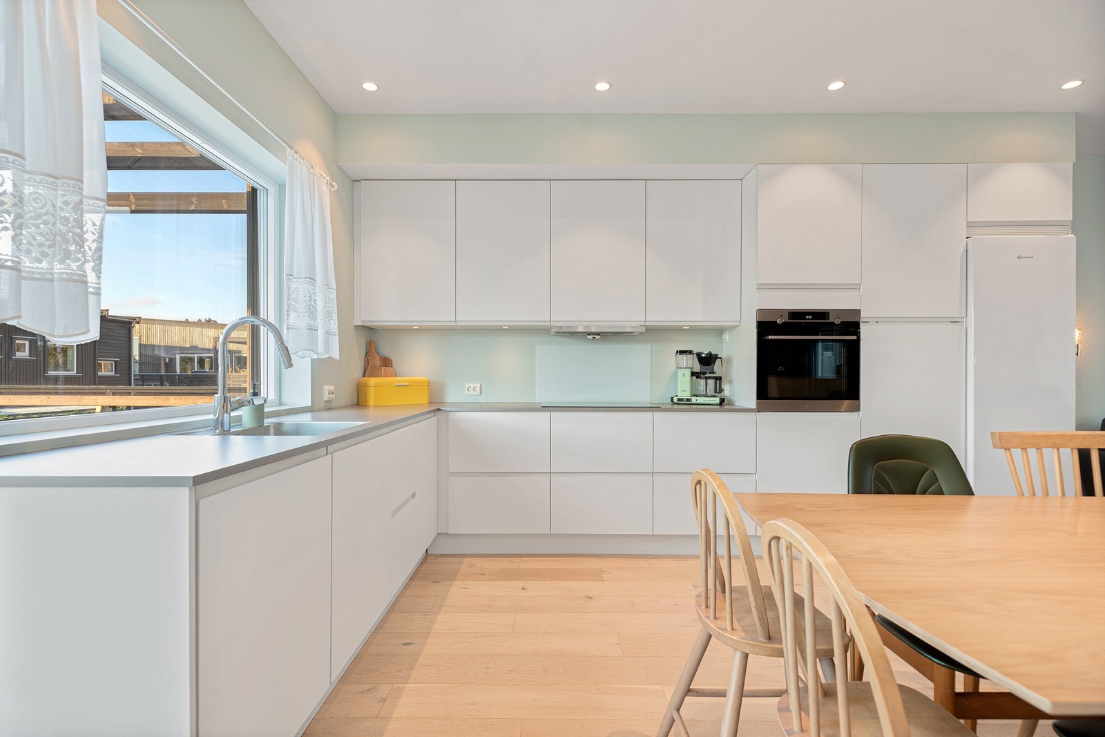 Her er det godt belyst med spotter i tak i tillegg til belysning under overskapene Galleribilde