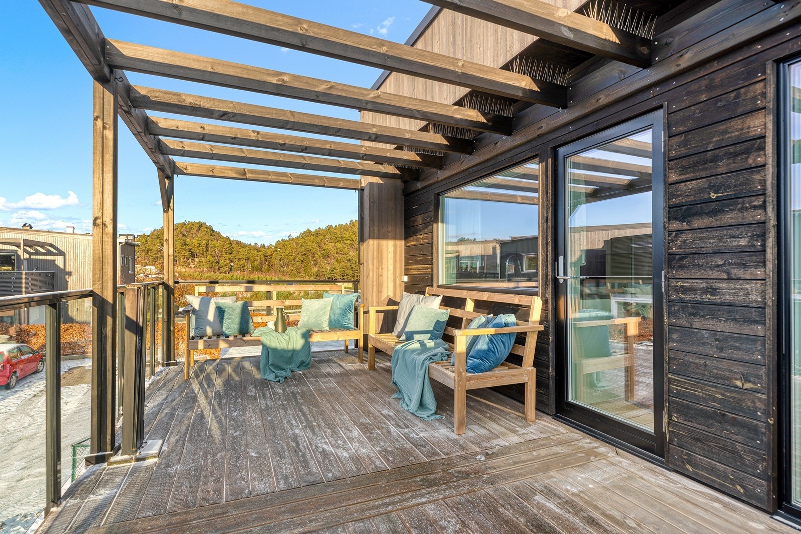 Ut fra kjøkkenet i 2.etasje er det en deilig terrasse med pergola som ligger vestvendt for ettermiddags- og kveldssol Galleribilde